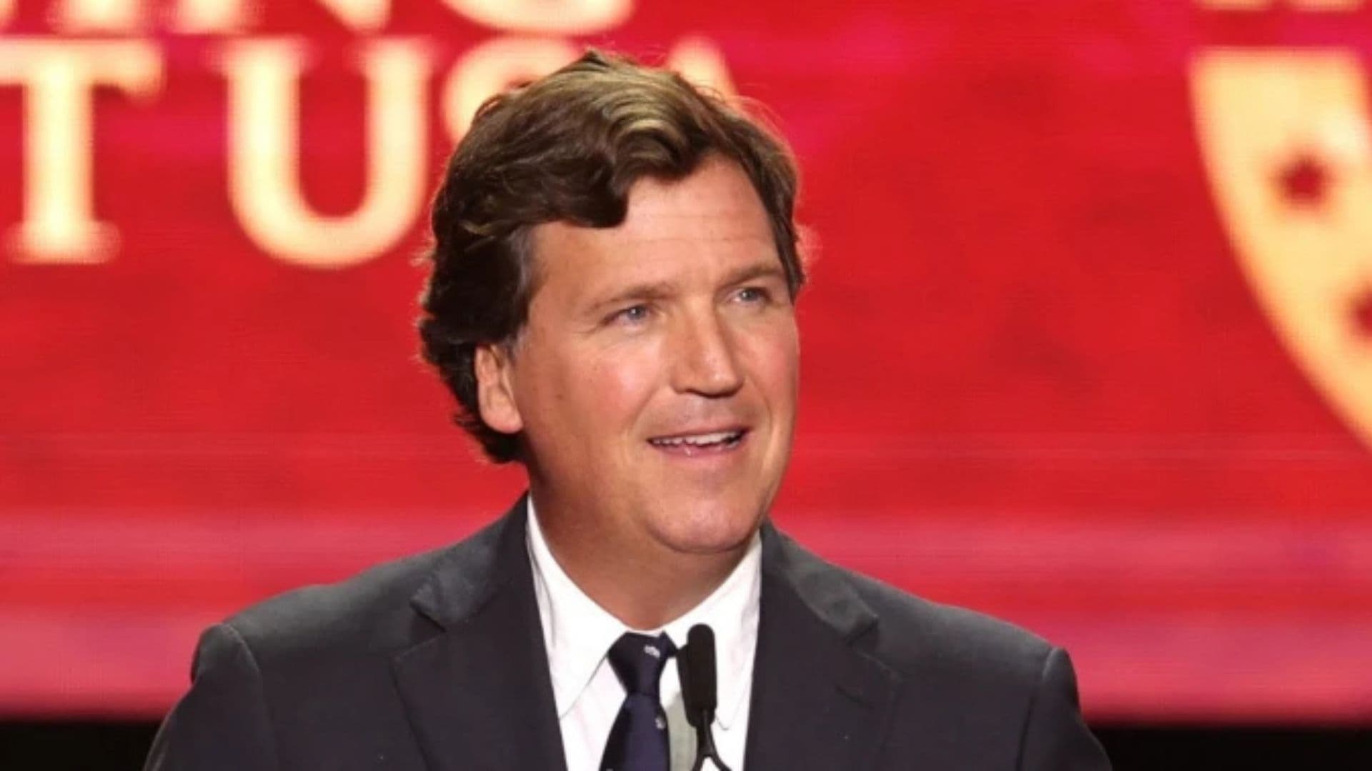 Tucker Carlson durante cerimônia de homenagem a Charlie Kirk