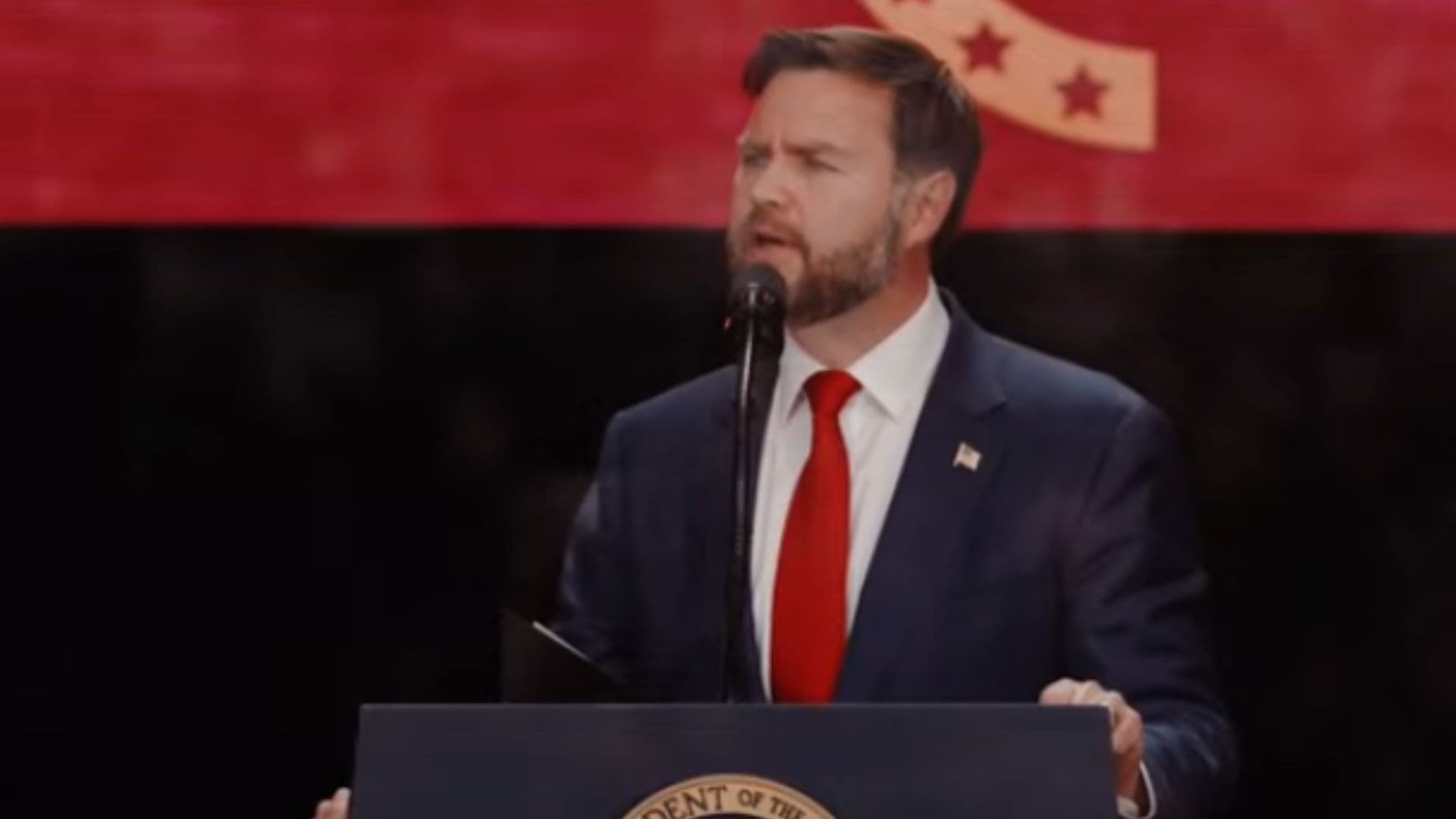 JD Vance durante discurso no evento em homenagem a Charlie Kirk