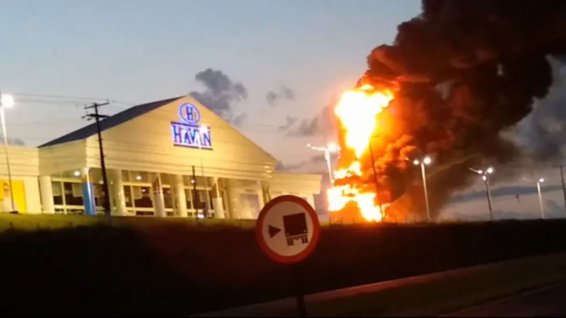 Estátua da Havan sendo incendiada.