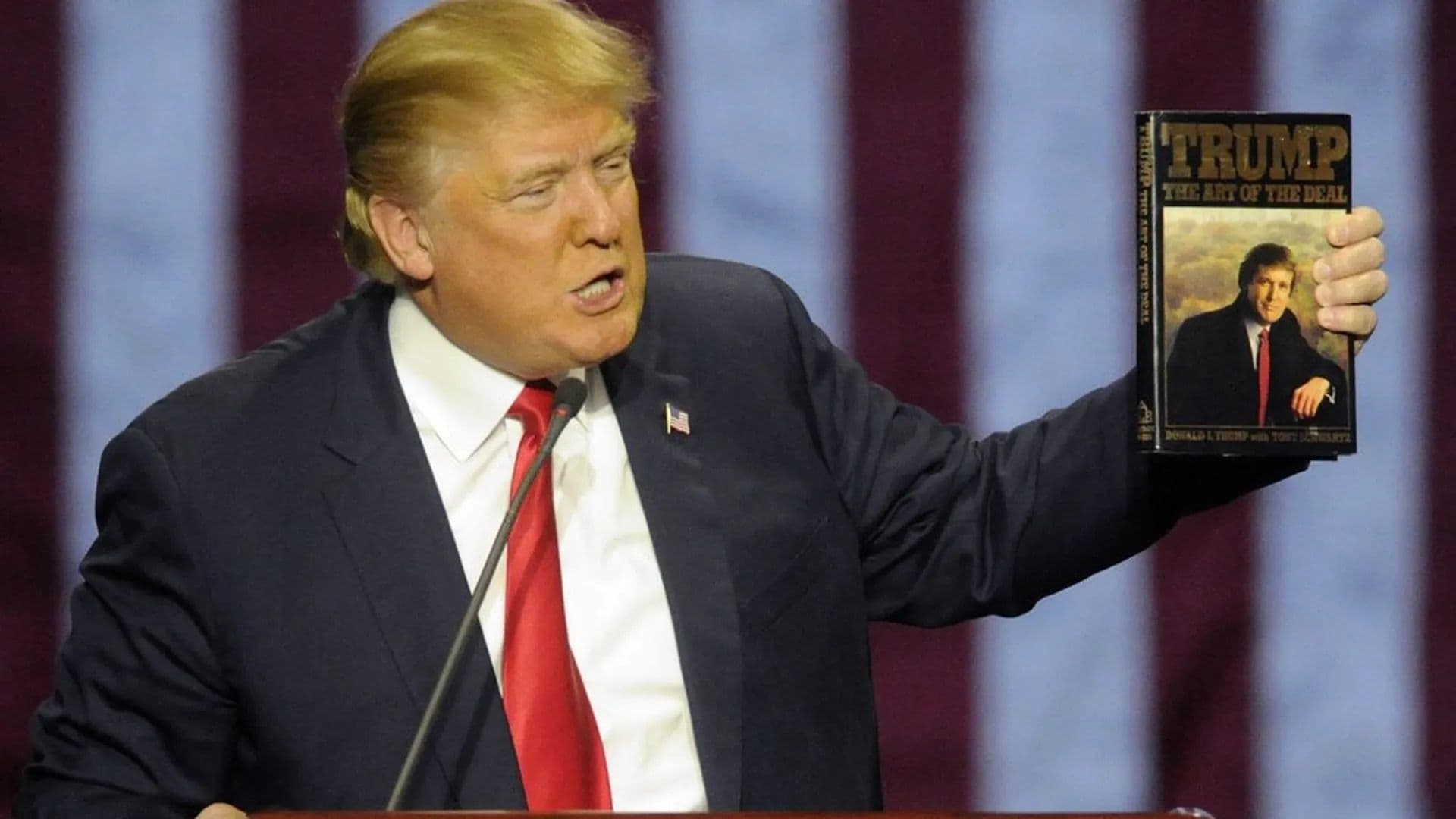 Trump com seu livro "A arte da negociação" na mão