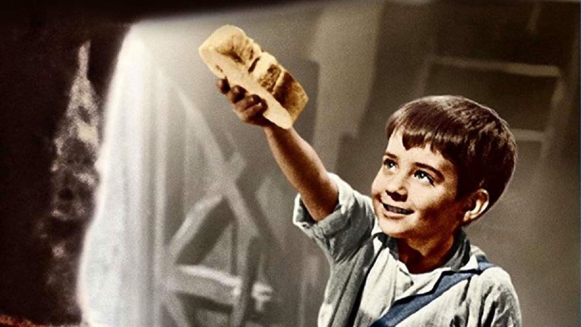 O ator Pablito Mirim como Marcelino oferecendo pão