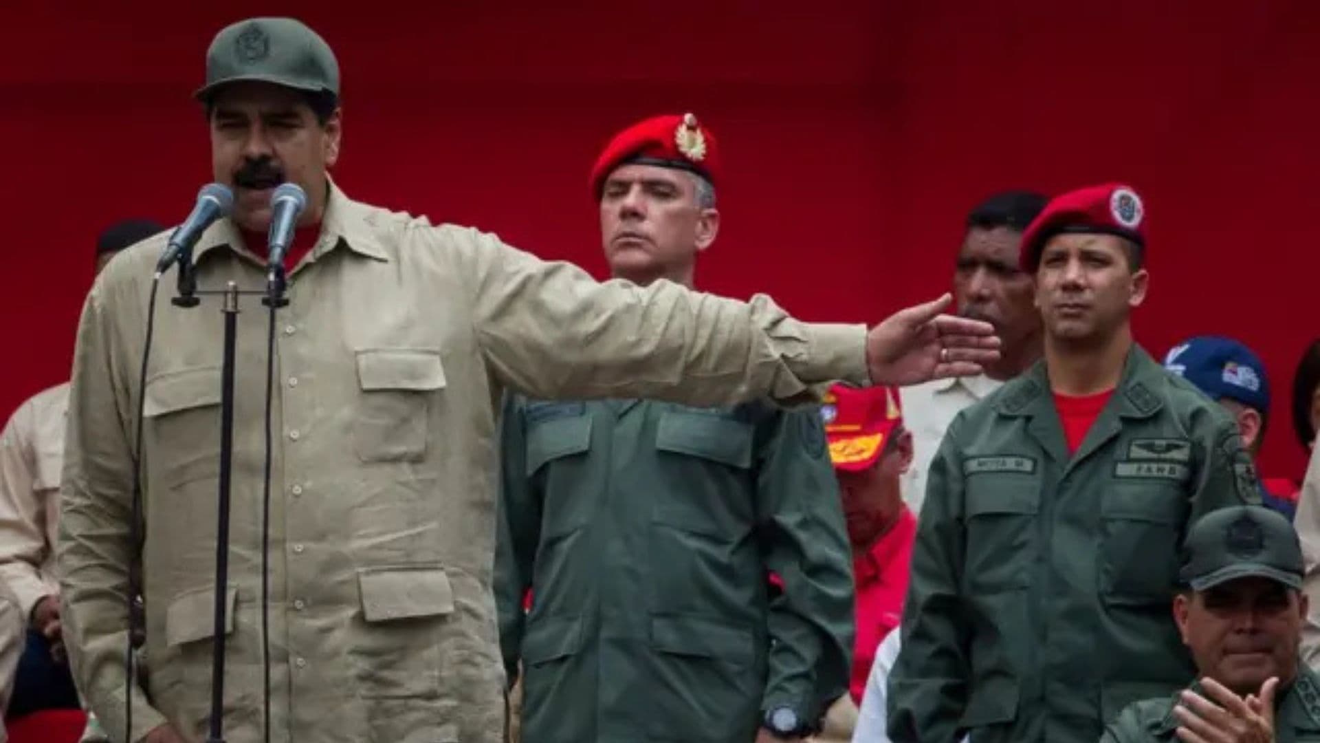 Nicolás Maduro com roupas militares, ditador convocou milícias para enfrentar os EUA e está treinando civis.