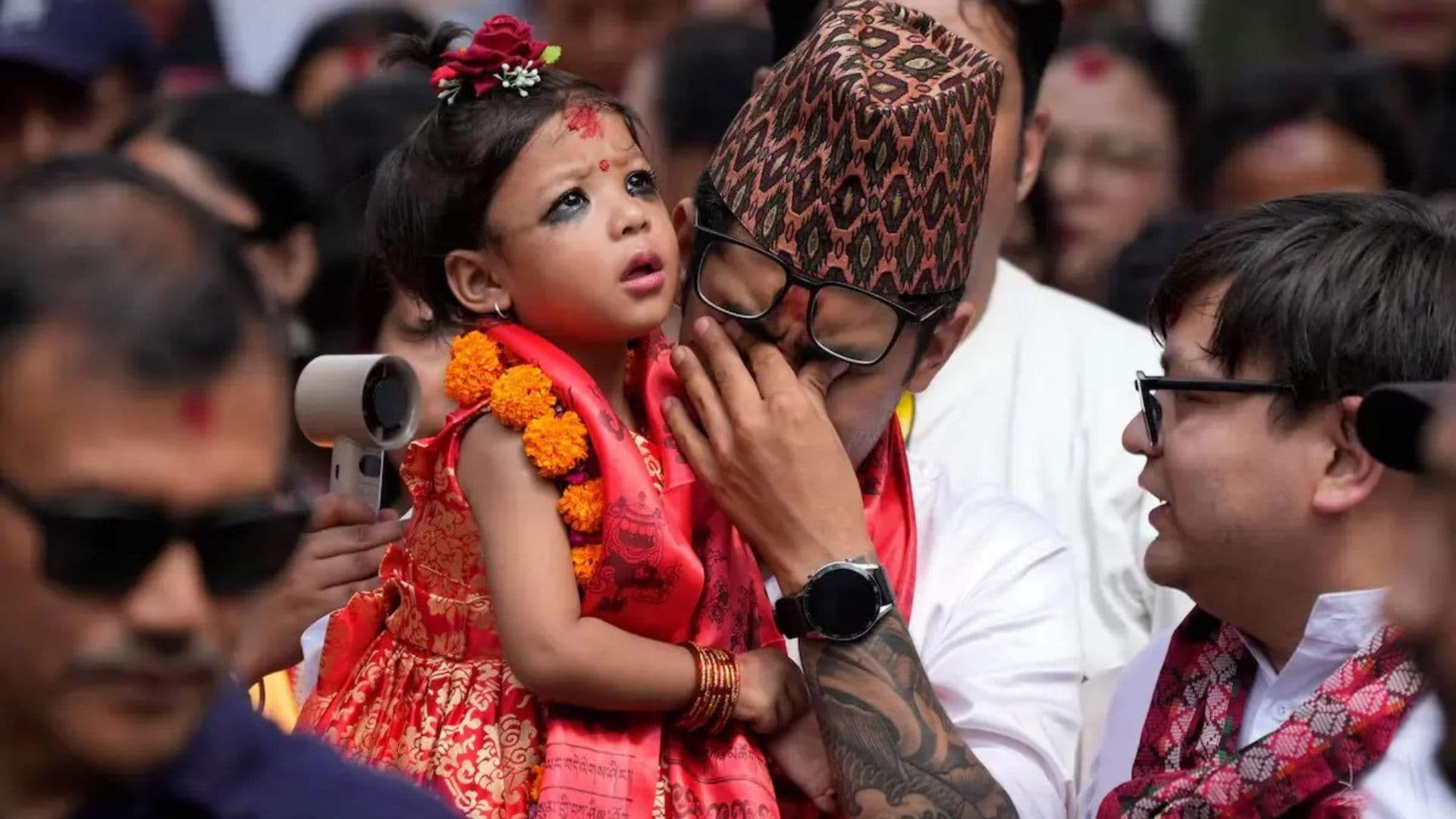 Menina de 2 anos vista como "deusa" no Nepal.