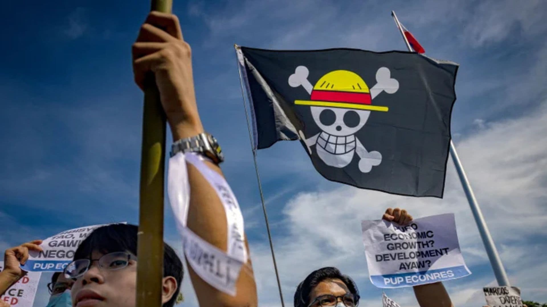 Filipinos com bandeira de One Piece em protesto