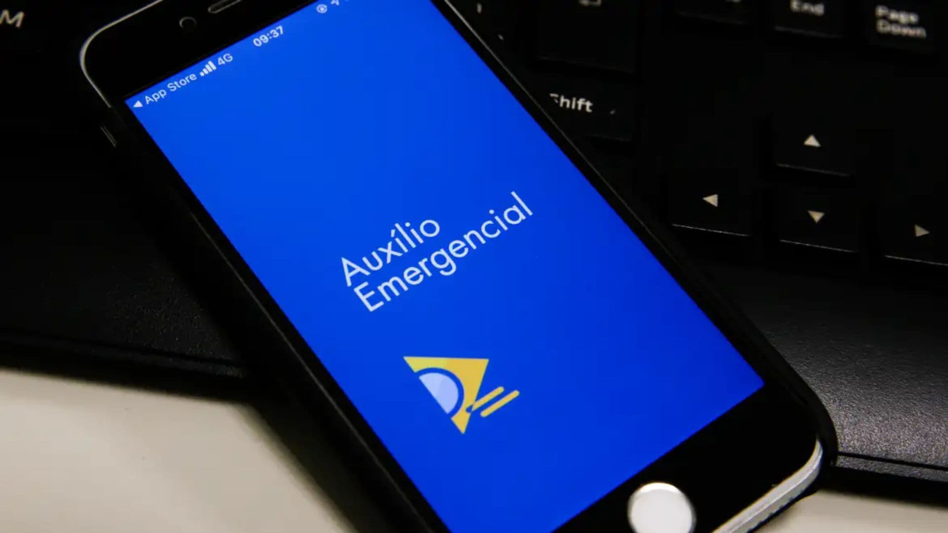 Pessoa com o celular aberto na entrada do aplicativo para ver o auxílio.