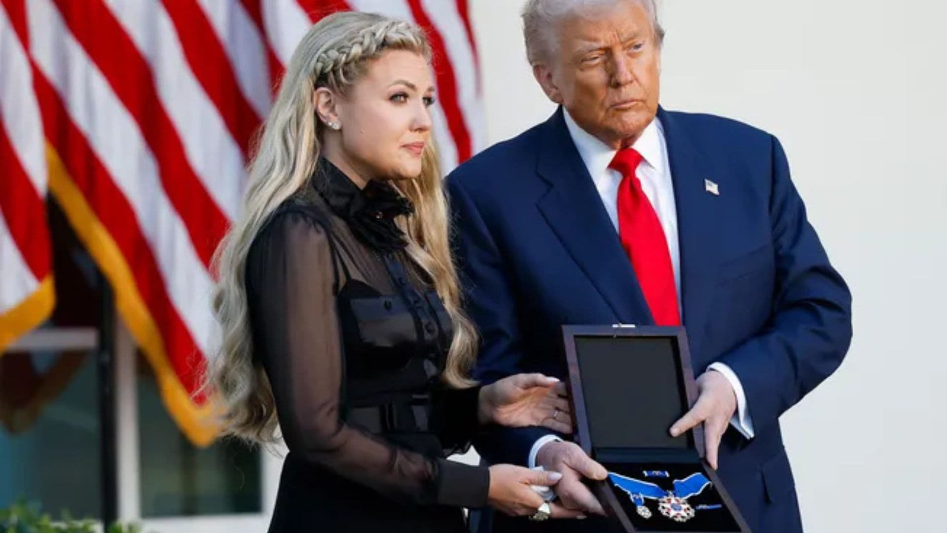 Érika Kirk recebendo a medalha da liberdade