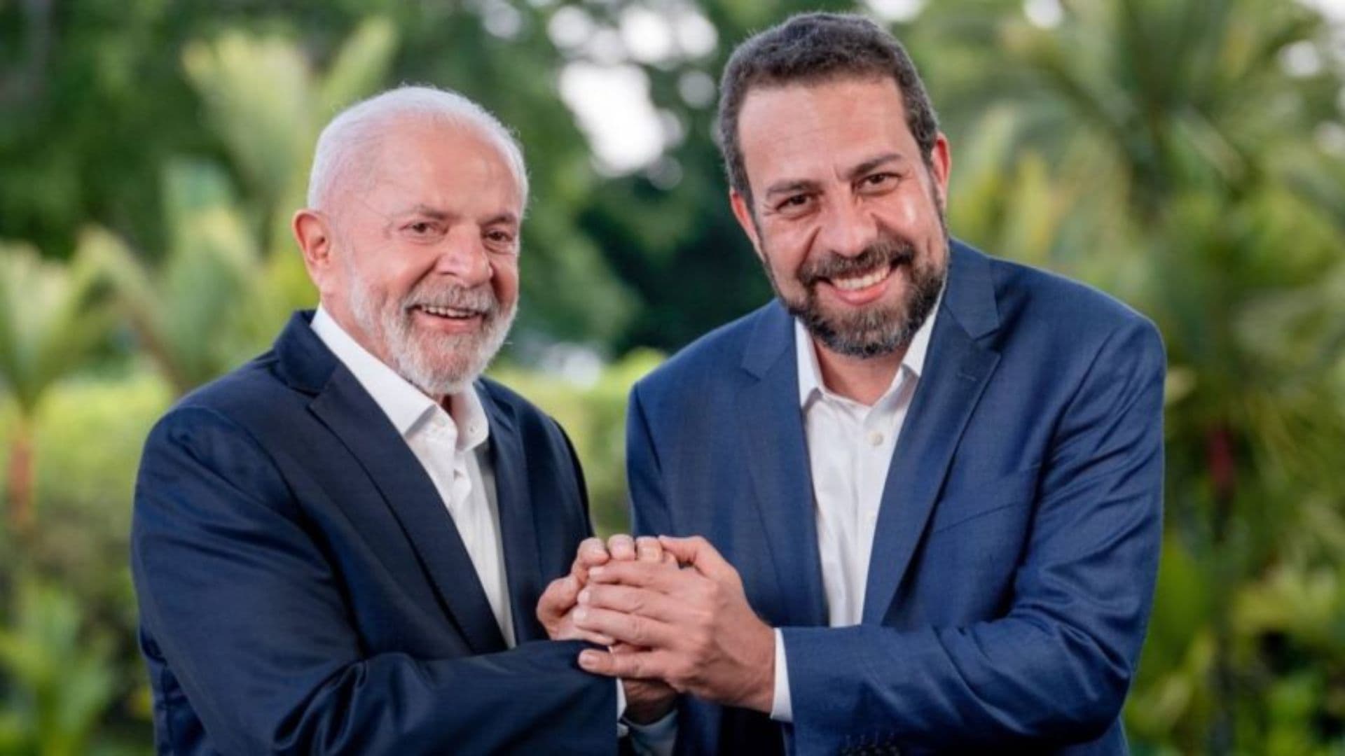 Boulos e Lula de mãos dadas