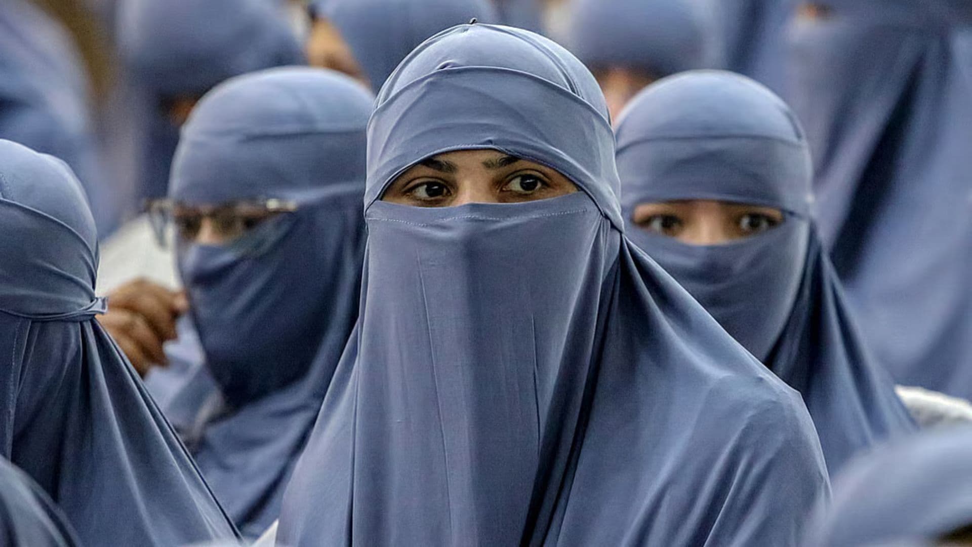 Mulheres com burca, roupa islâmica será proibida em lugares públicos em Portugal