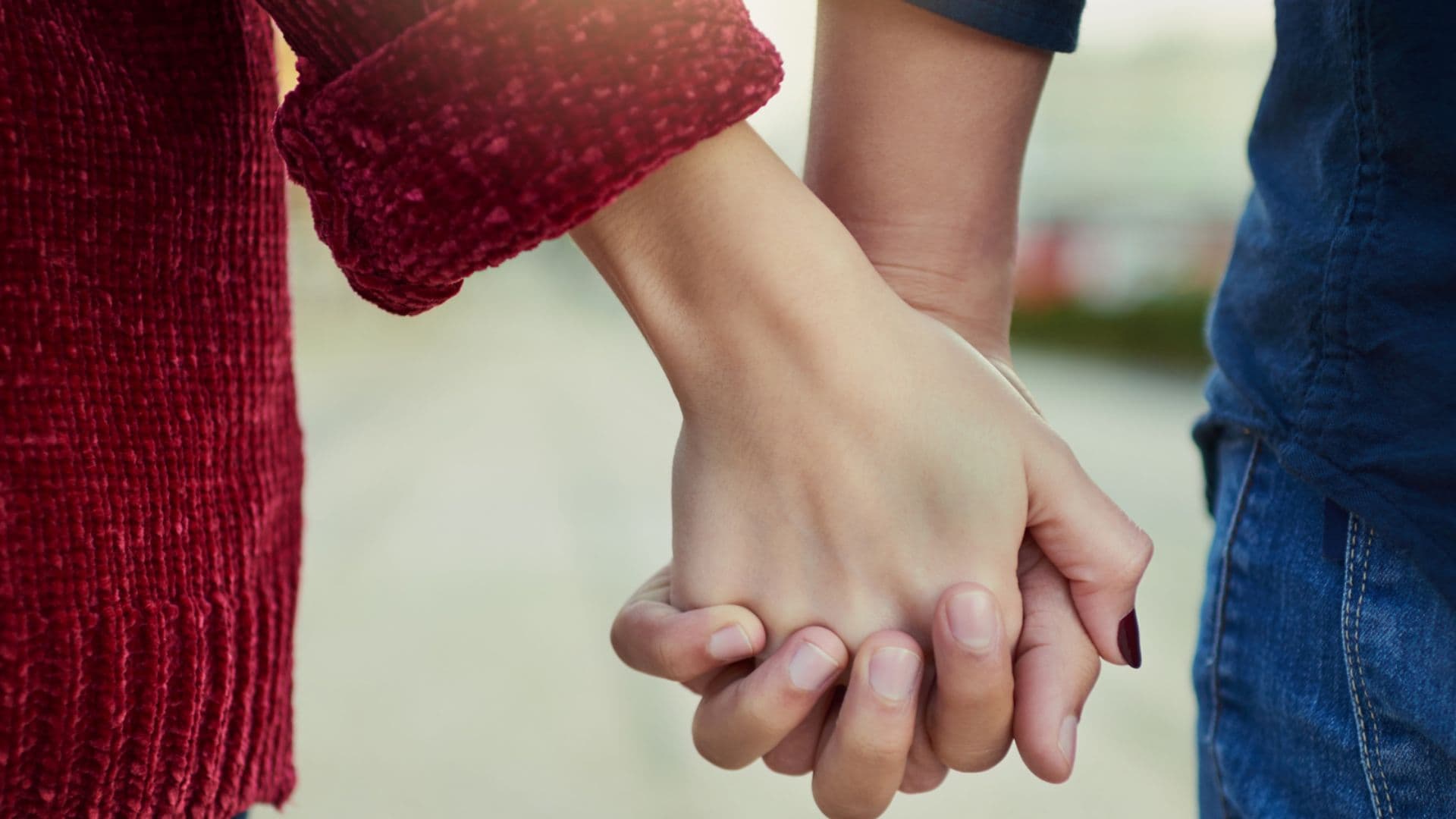 Casal de mãos dadas