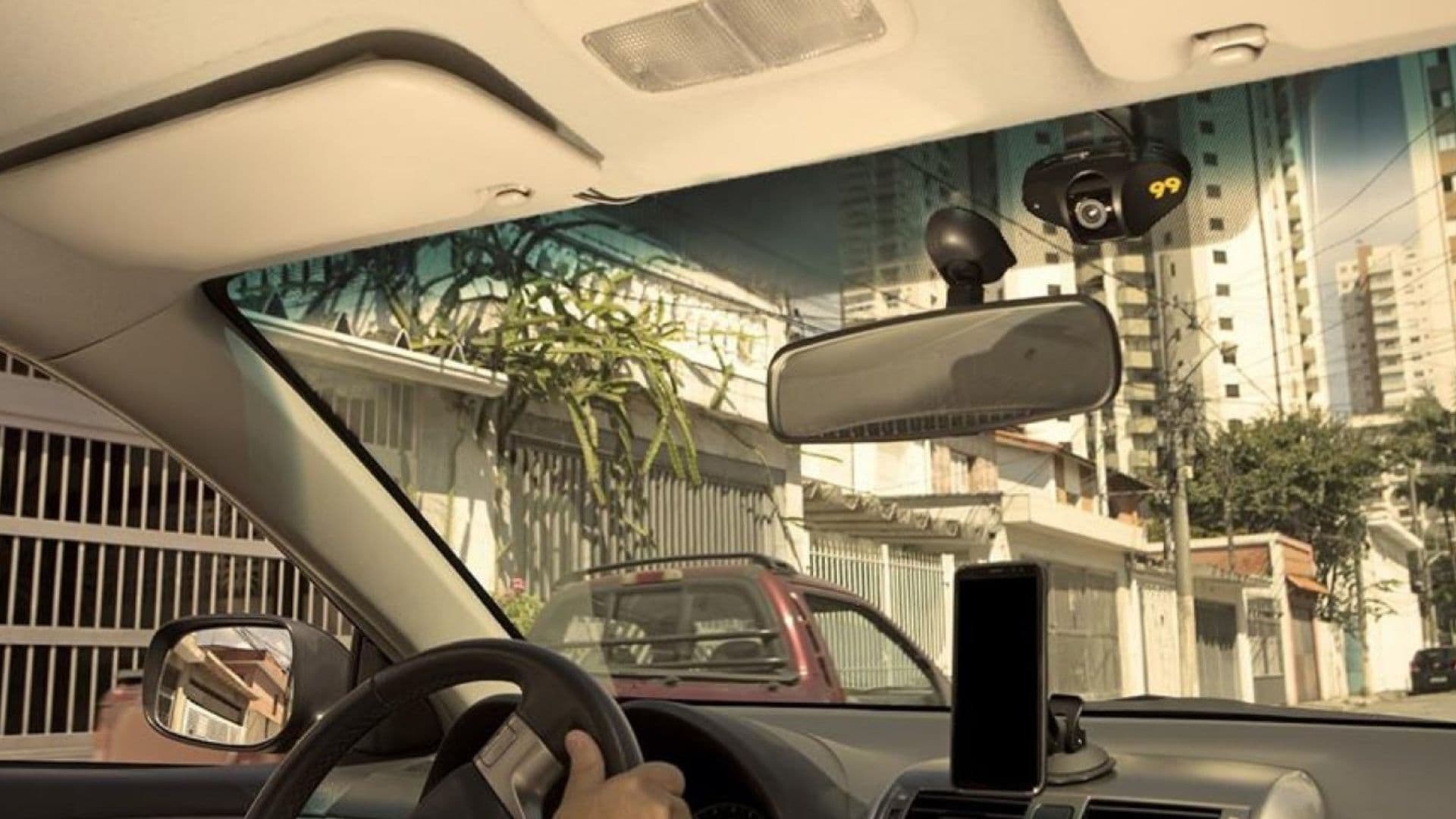 Câmera no carro de motoristas de aplicativo em Salvador