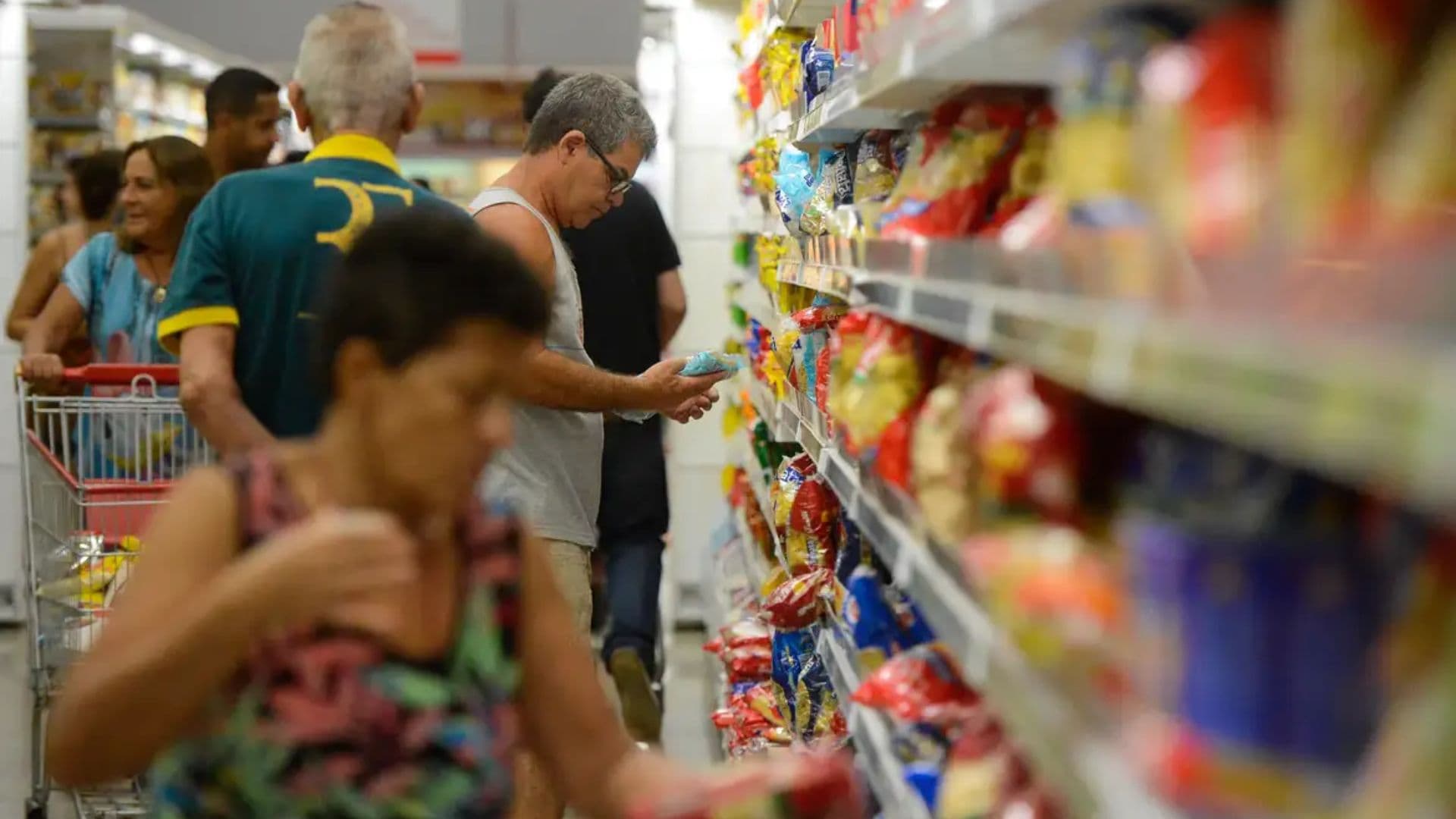 Brasileiros comprando no mercado