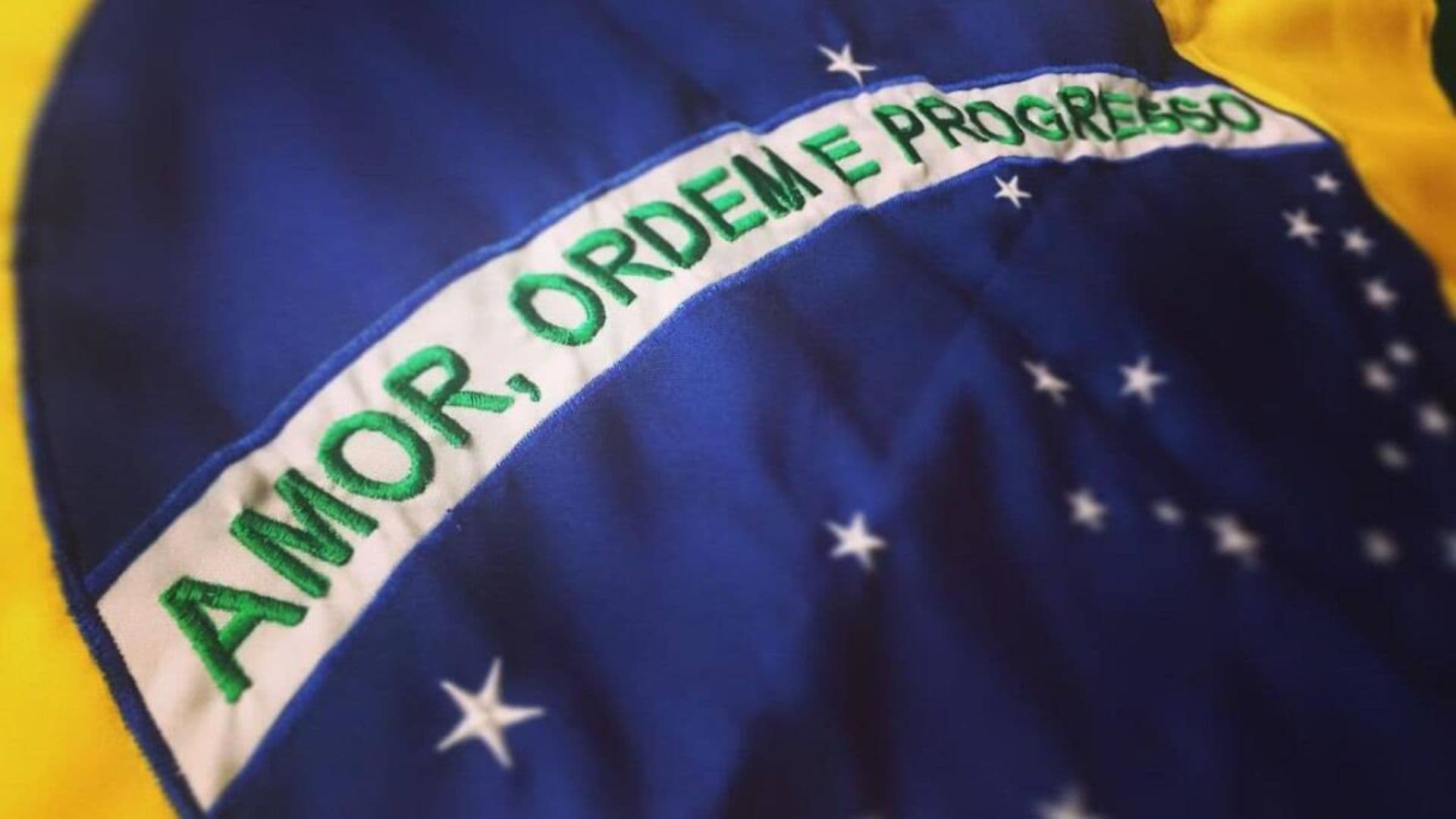 Bandeira do Brasil alterada para incluir a palavra amor ao lema ordem e progresso, deputado do PT quer fazer esta alteração.