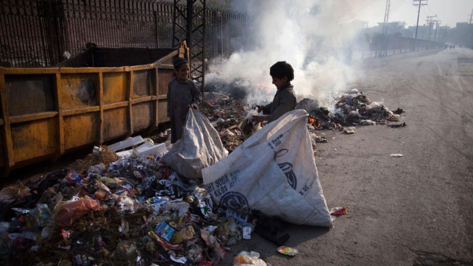 Crianças revirando o lixo, uma a cada quatro crianças está em situação de pobreza extrema.