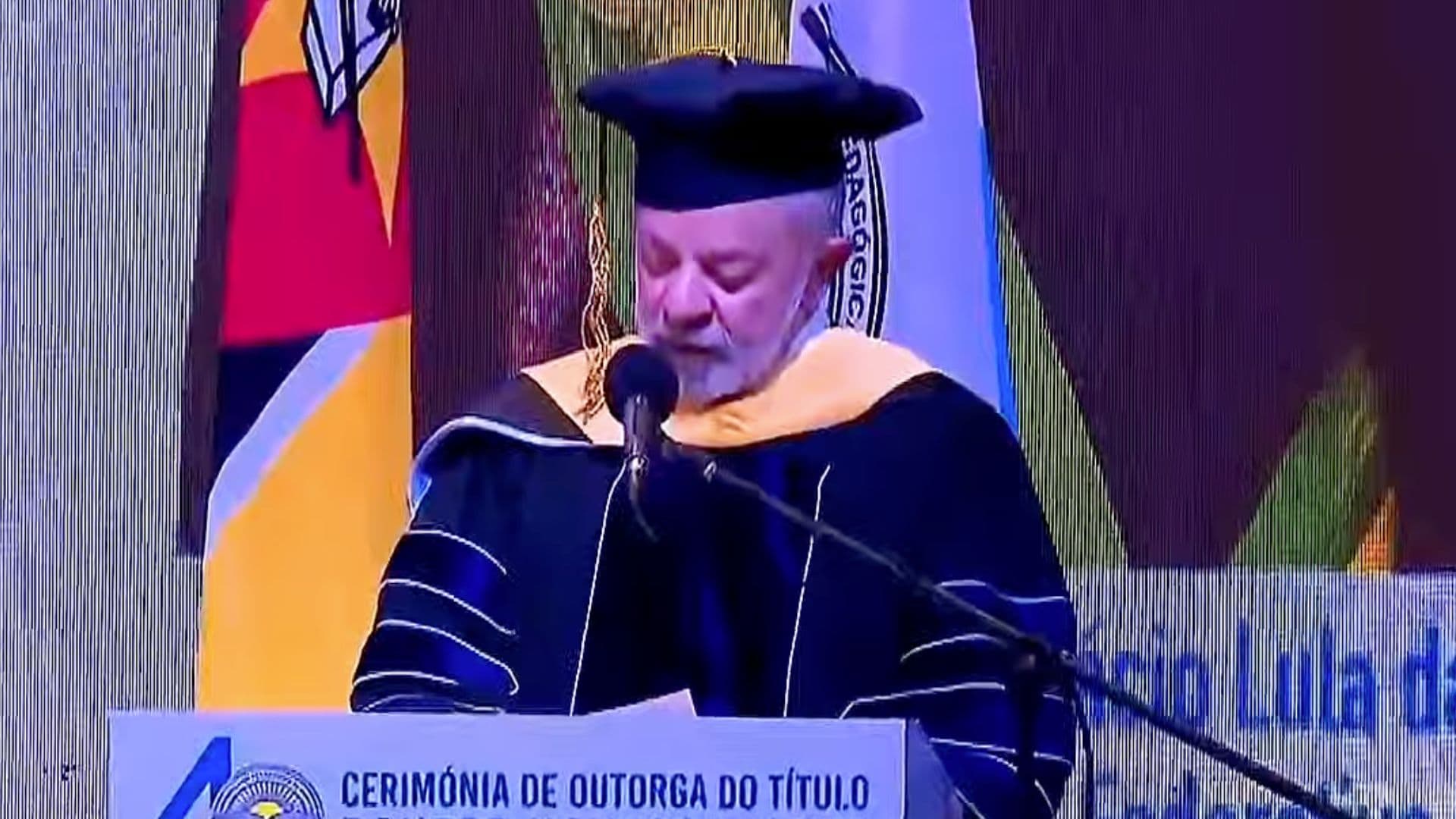 Lula recebe título de Doutor Honoris Causa.