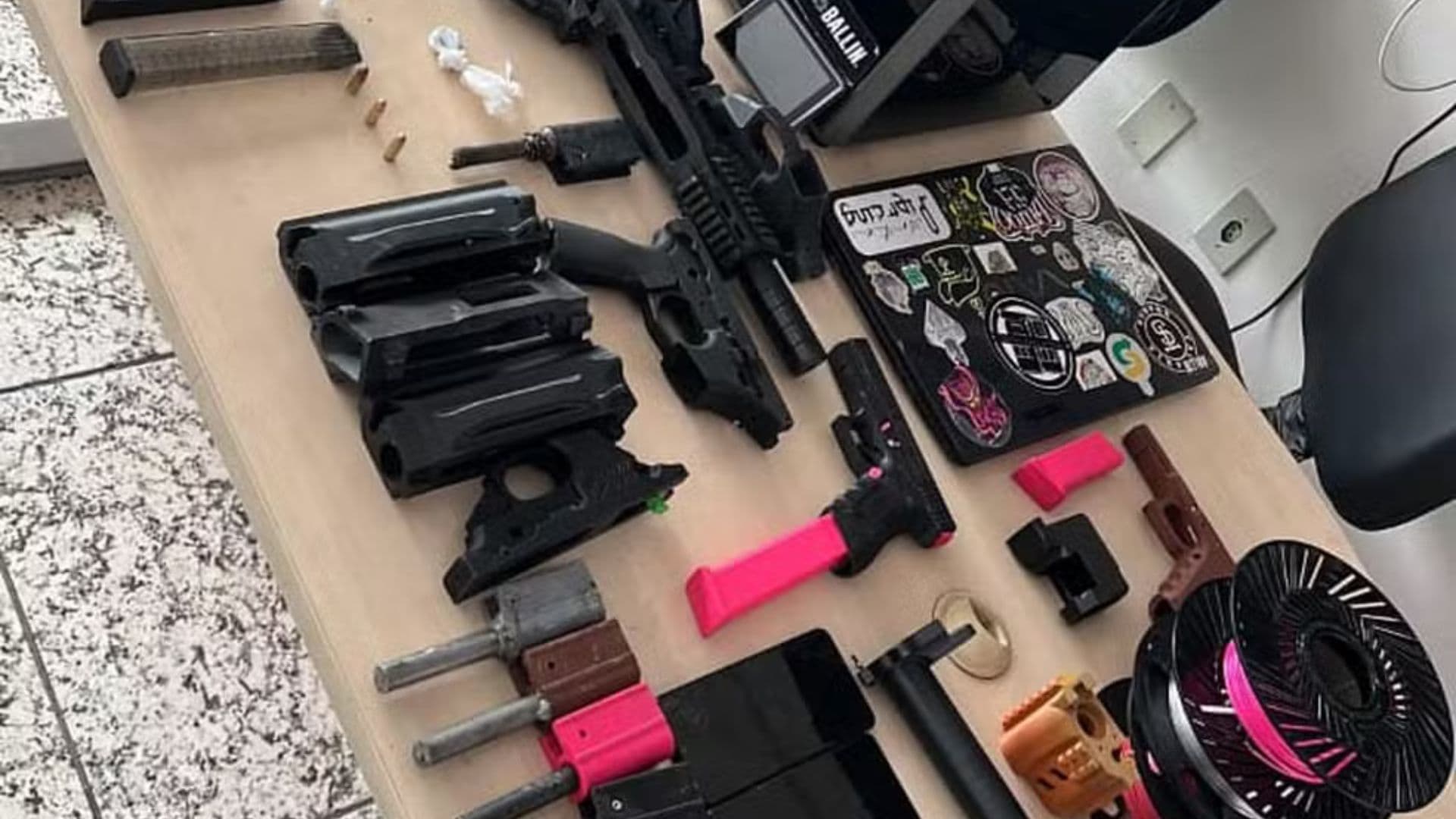 Armas produzidas na fábrica ilegal, polícia fez apreensão após denúncia de agressão.