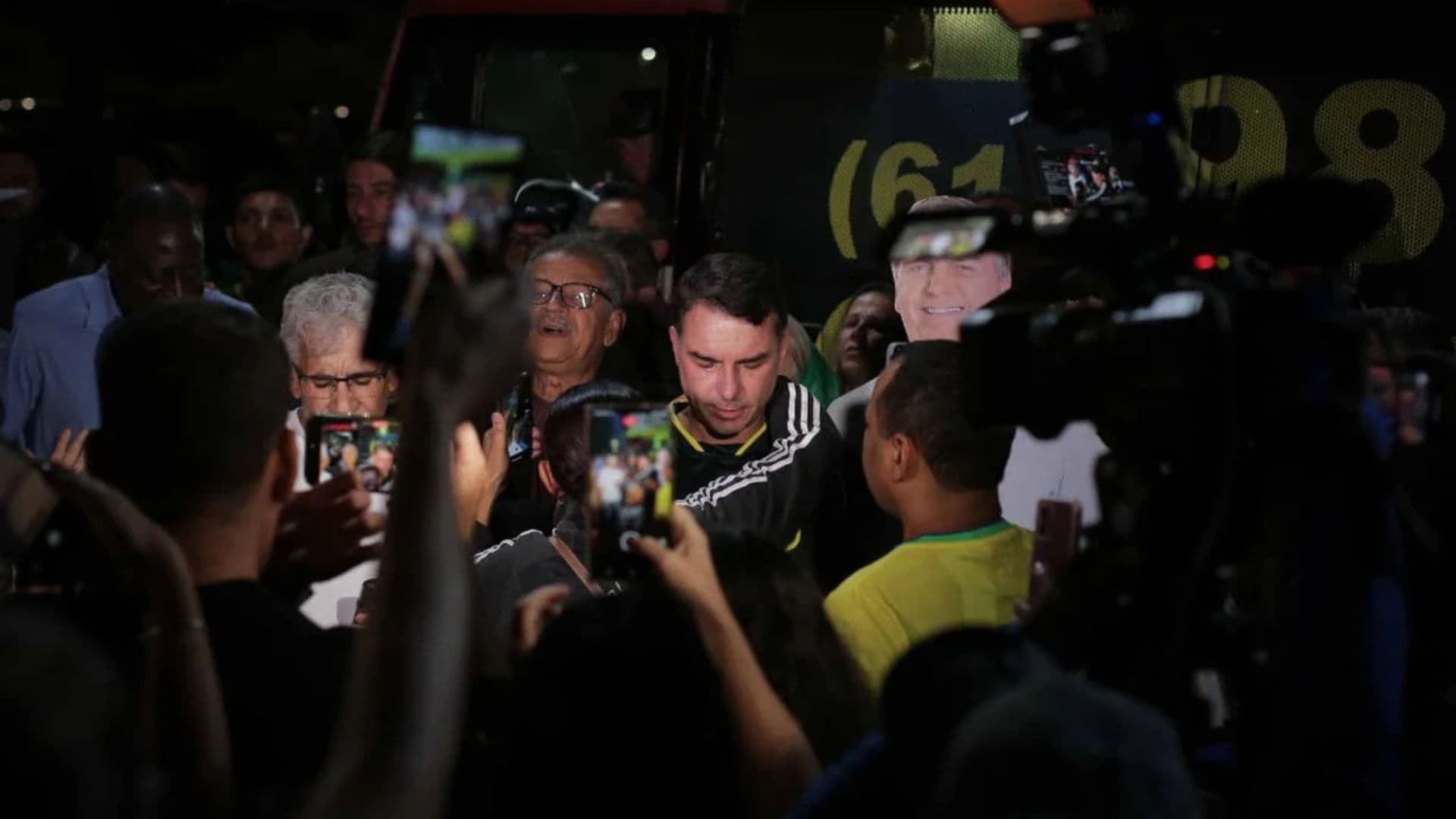 PT e PSOL respondem processo por intolerância religiosa após prisão de Bolsonaro, imagem da vigilia que motivou ação do partido novo