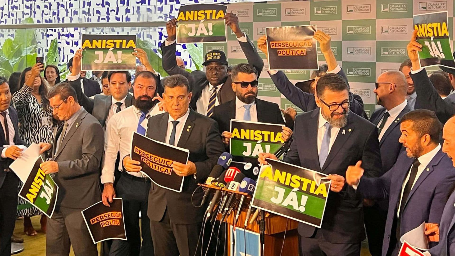 Parlamentares pedindo anistia