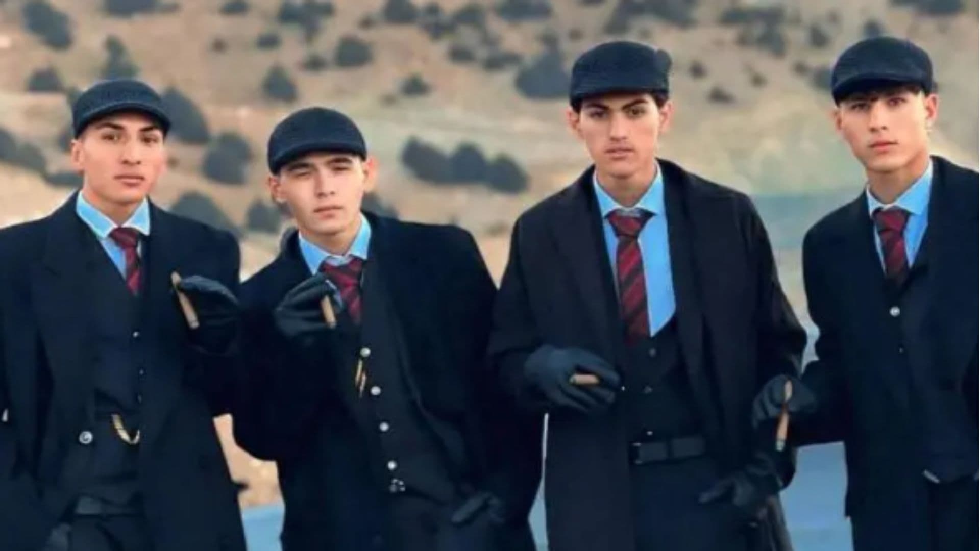 Peaky Blinders do Afeganistão, jovens foram mandados para campo de reeducação por se vestirem como na série.
