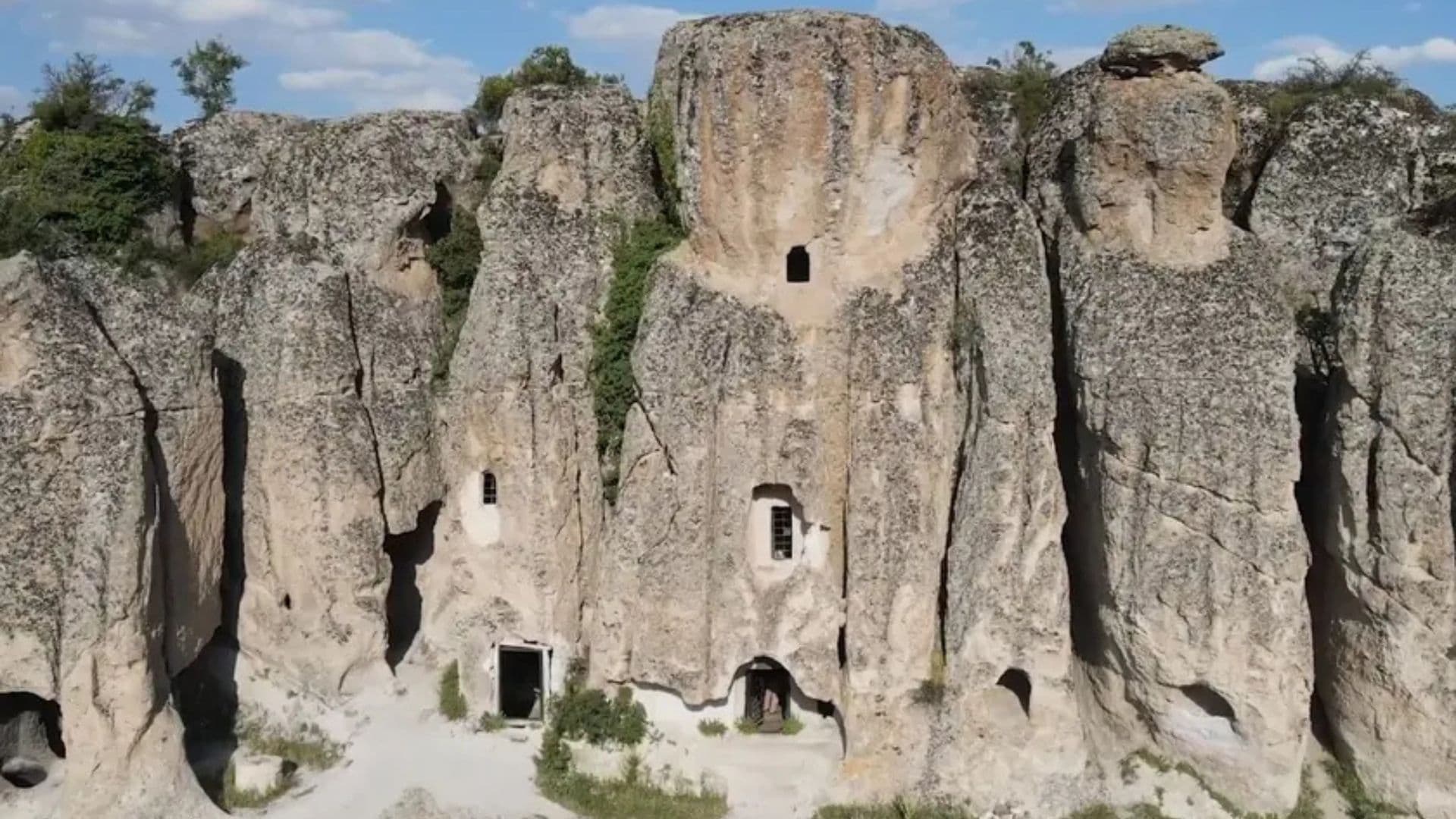 Igreja encontrada após escavações confirmando passagem bíblica.