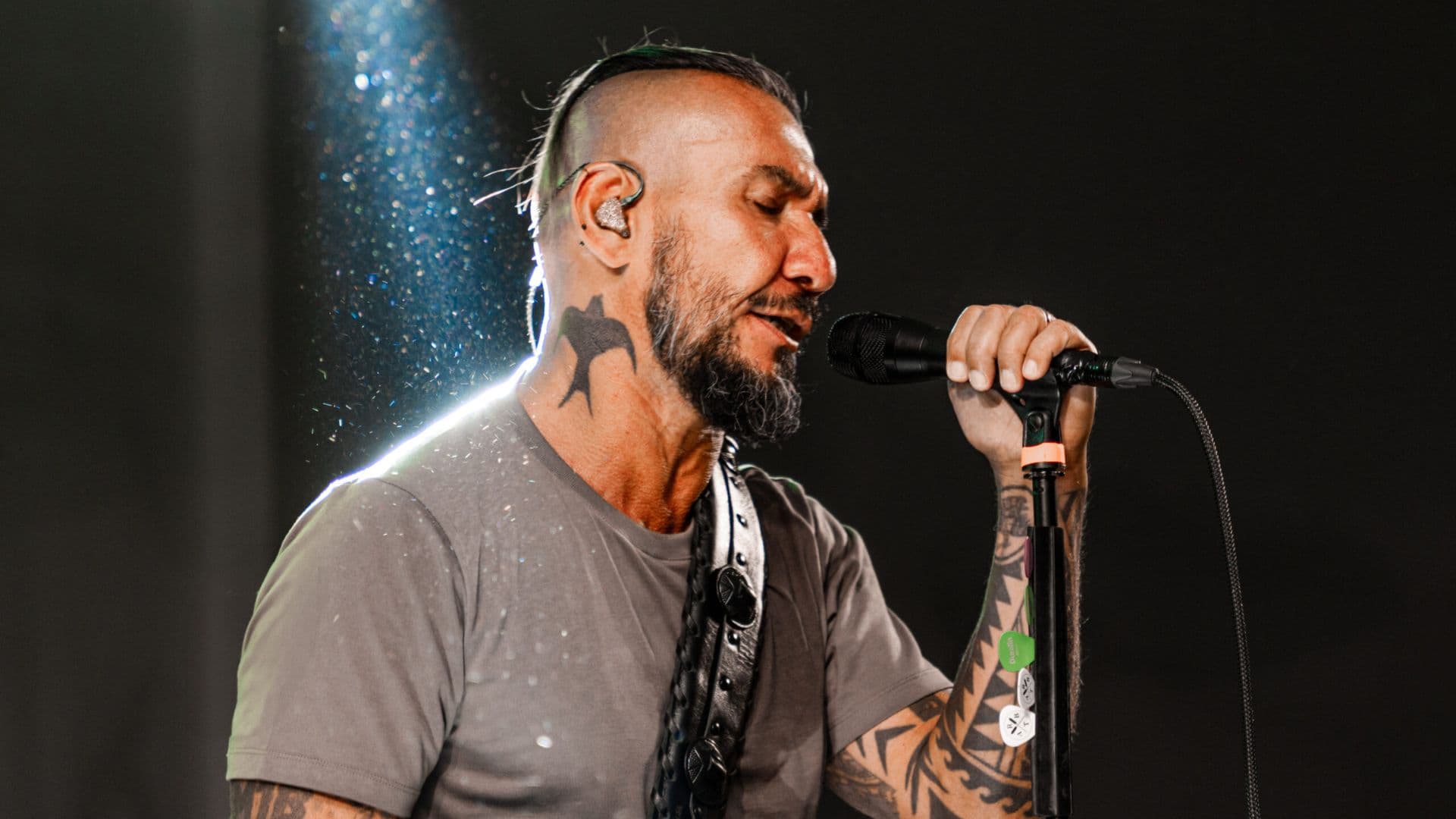 Rodolfo Abrantes, ex-vocalista da banda Raimundos, fala sobre sua conversão ao cristiasnismo