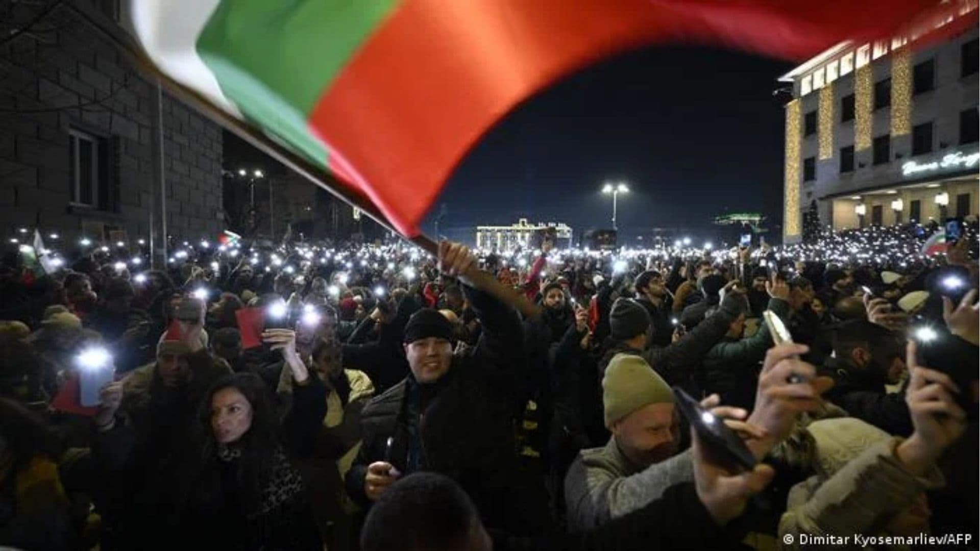 Manifestantes durante protestos da geração Z na Bulgária.