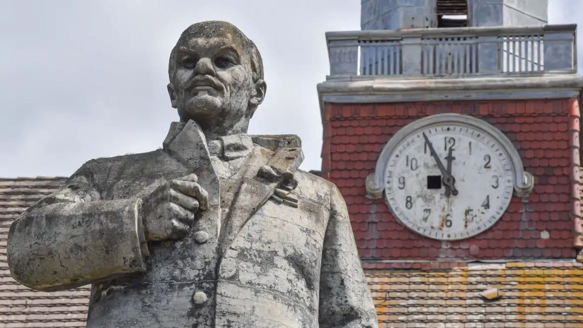 Estátua de Lênin de pé ainda nos dias de hoje.