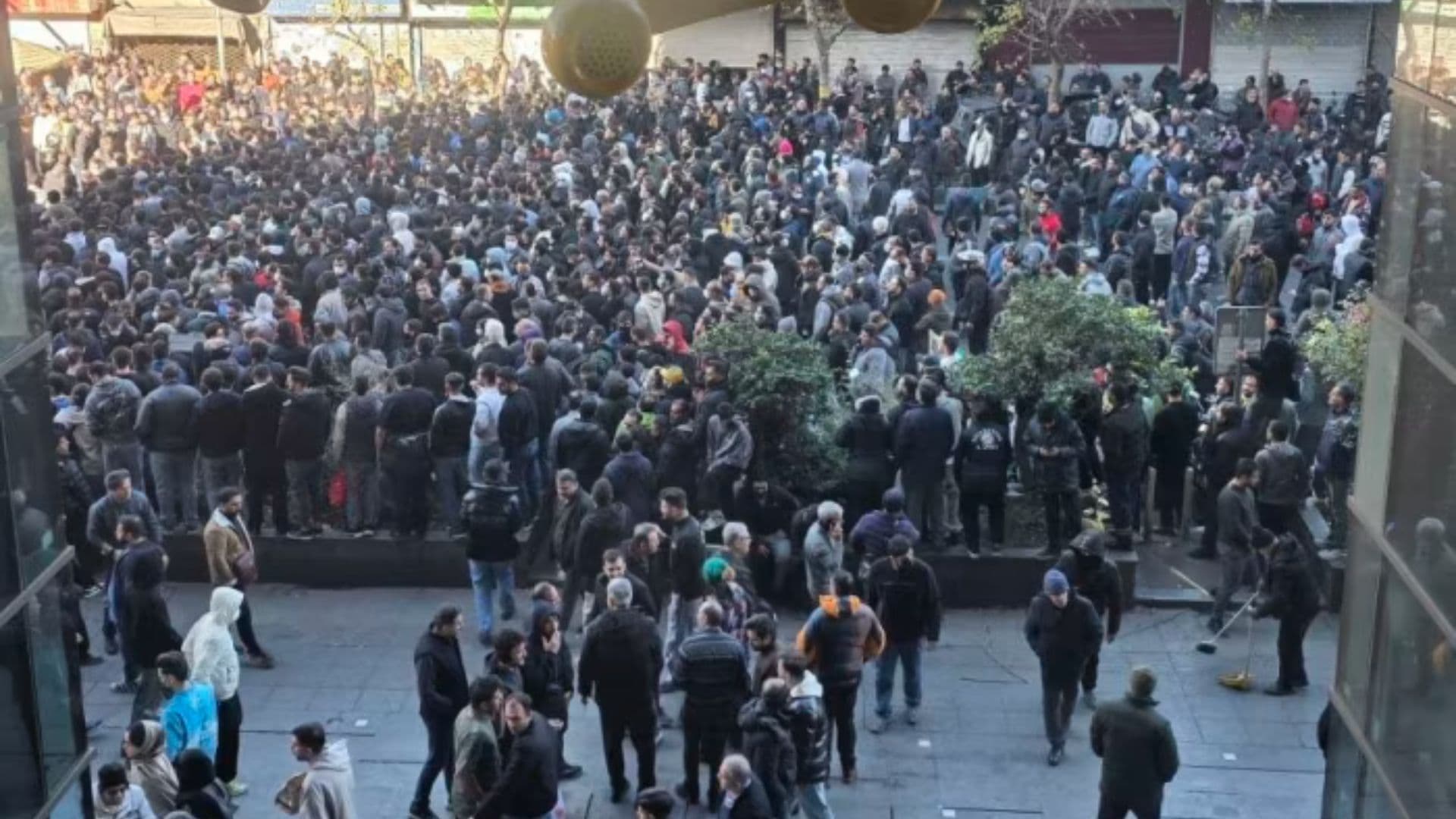 Imagens de manifestantes durante protestos no Irã.