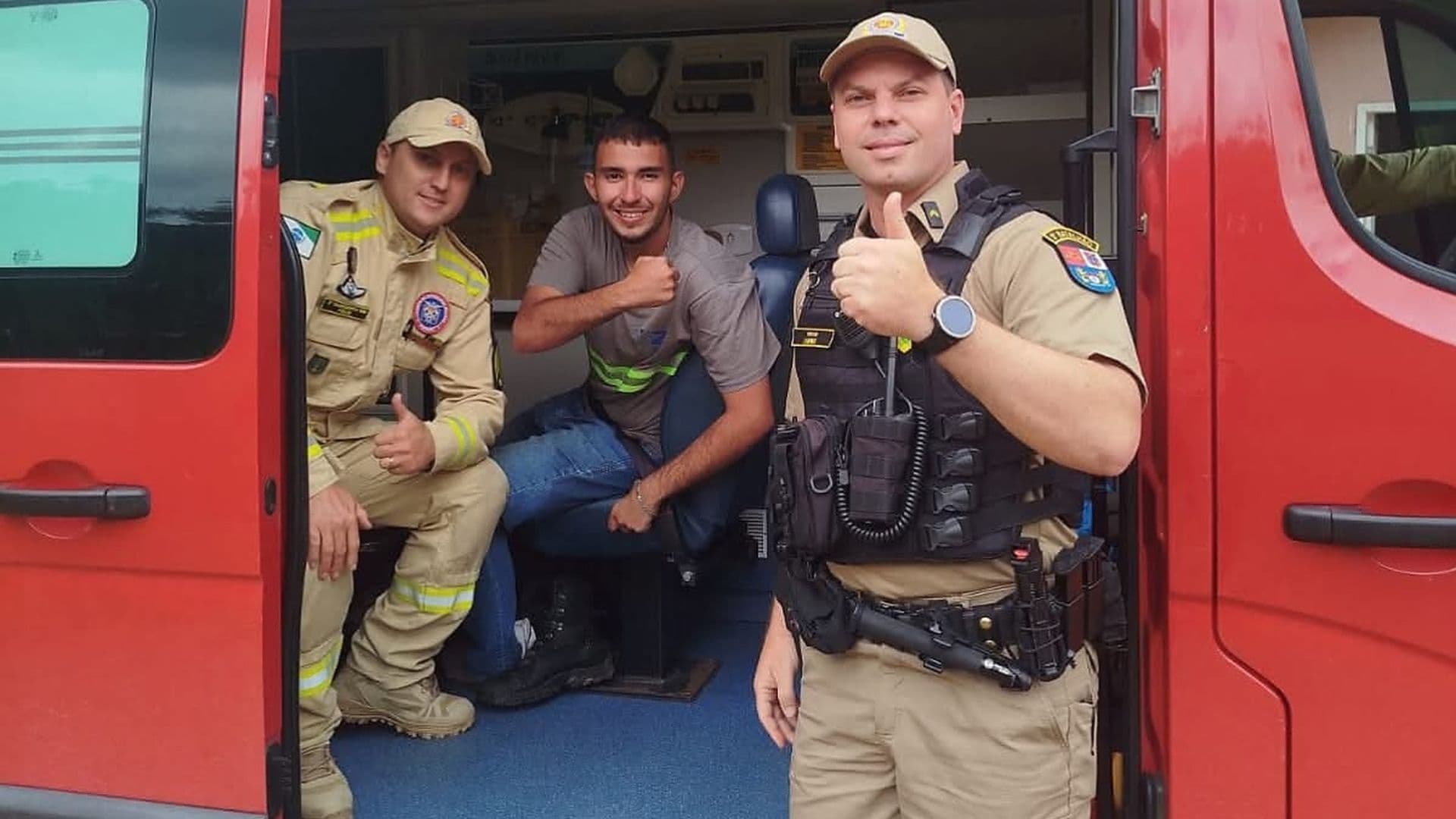 Jovem sendo resgatado no pico do paraná após cinco dias