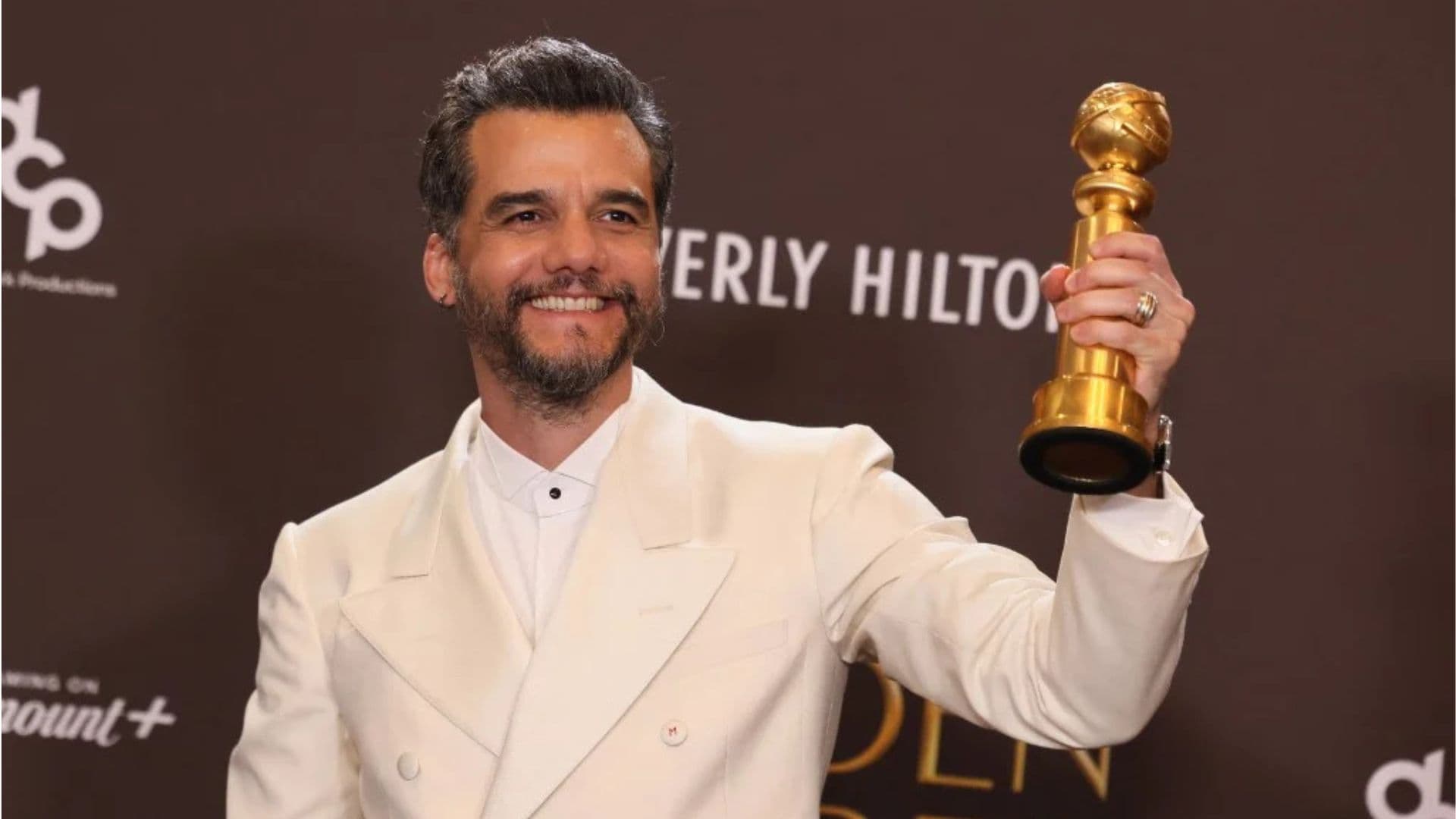 Wagner moura com Globo de ouro