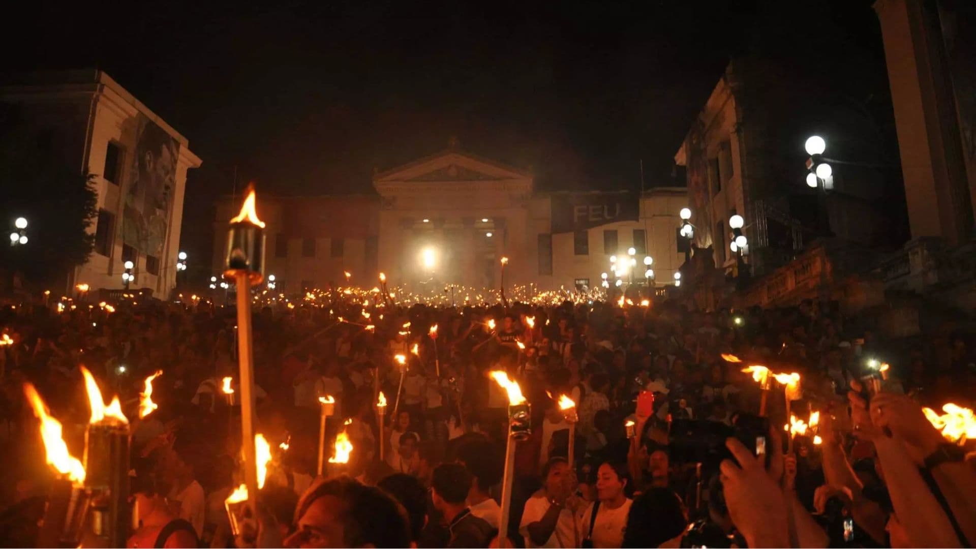 Manifestantes segurando tochas em protesto do governo cubano