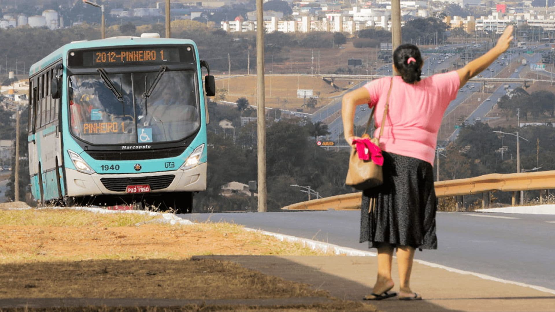 Brasileira sinaliza pedindo parada ao ônibus.