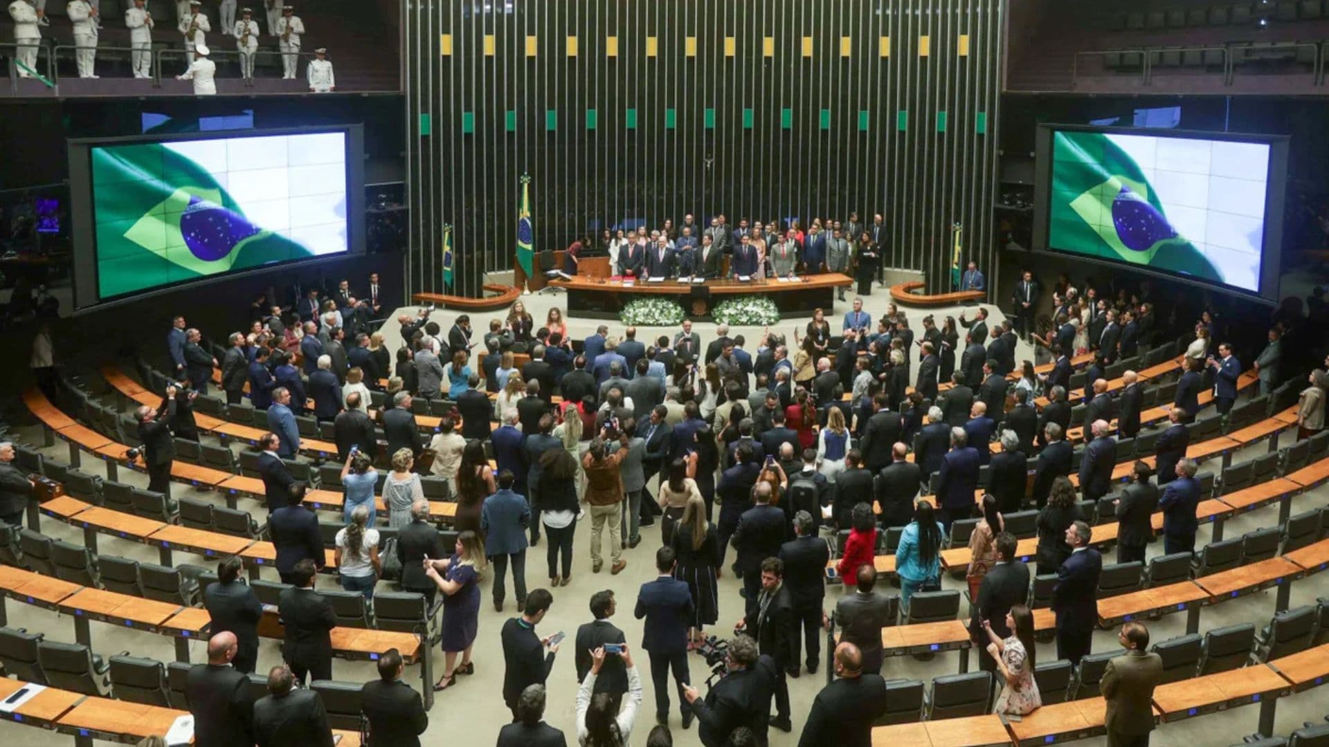 Congresso aprova aumento e menos carga horária para funcionários