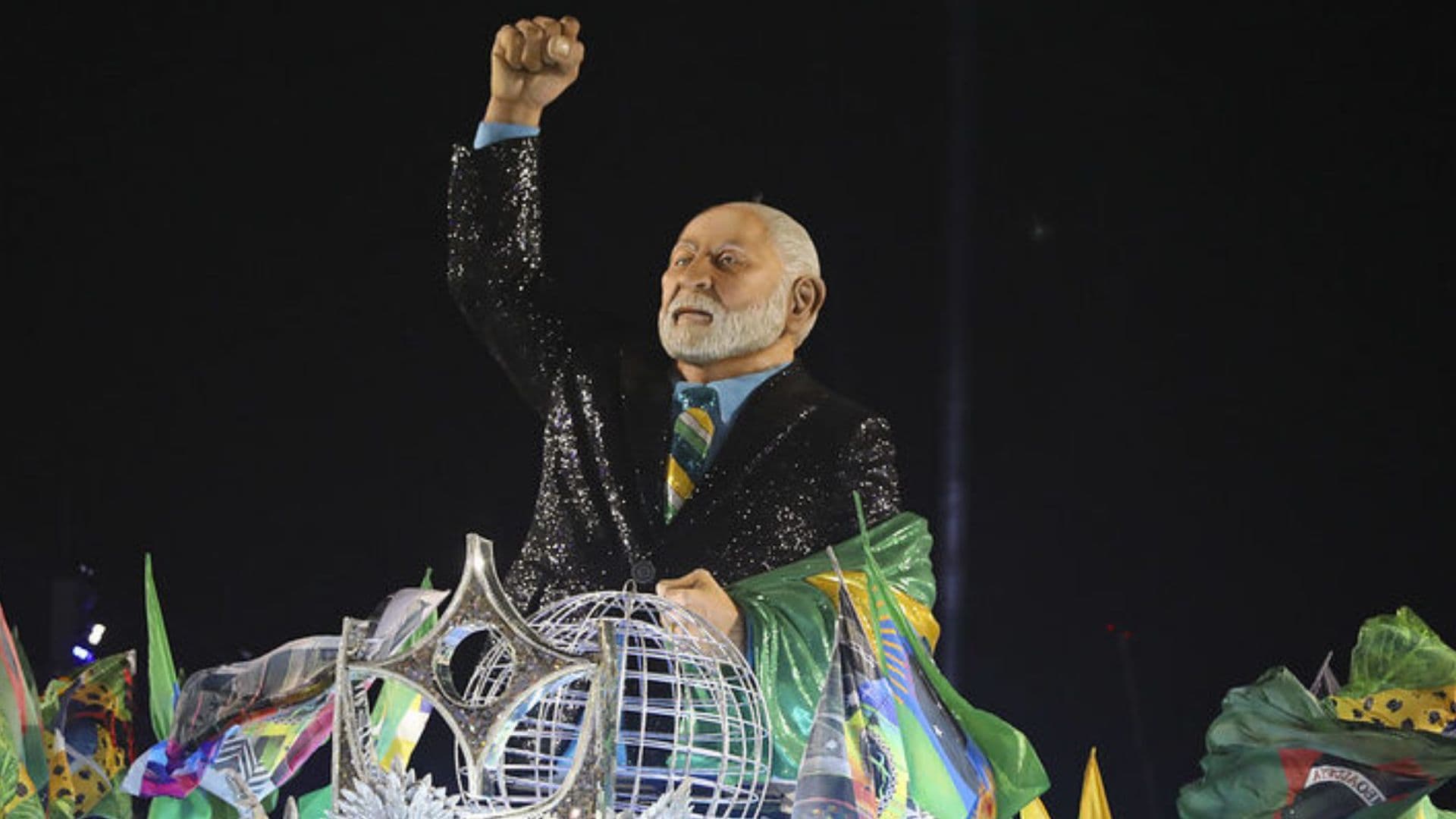 Acadêmicos de Niterói teve a história de Lula como tema do desfile.