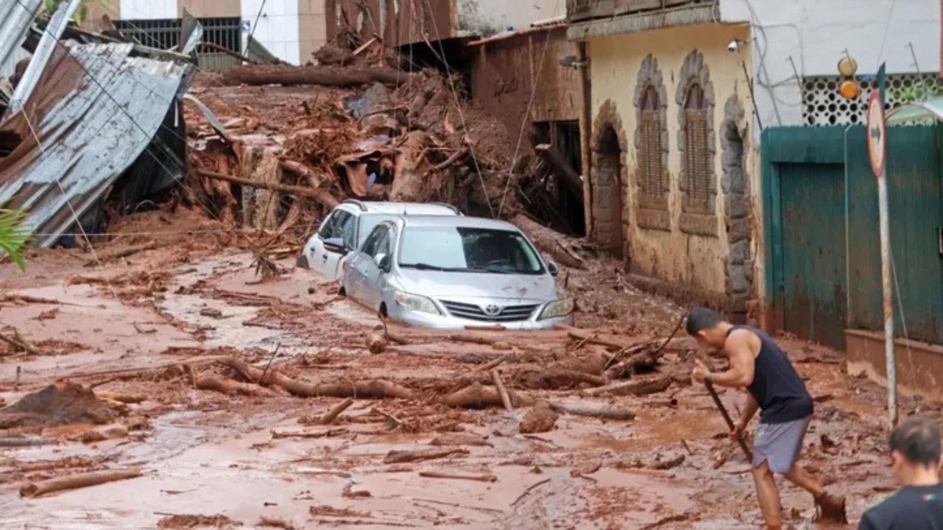 Carro quase encoberto por lama e escombros após temporal em Minas