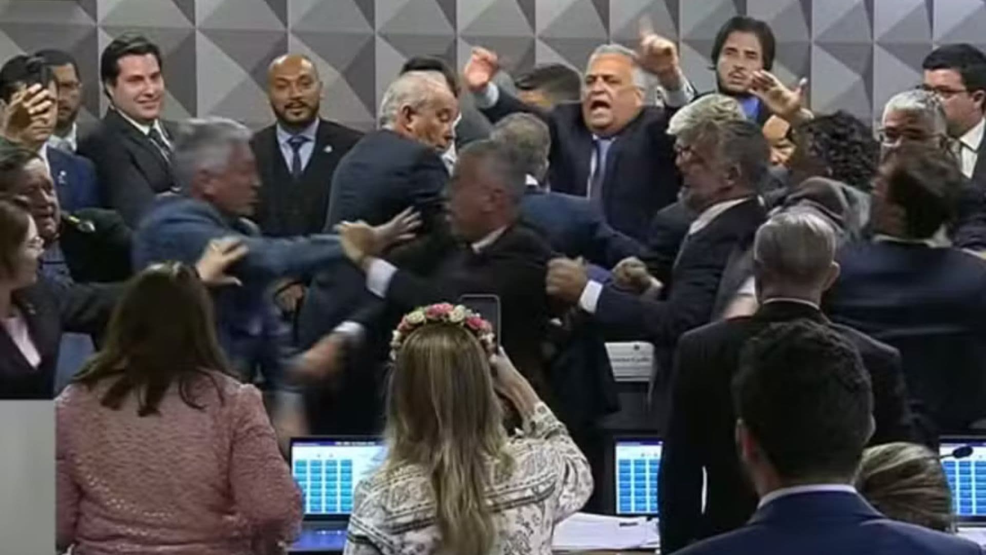 Congressitas brigando por causa de decisão sobre sigilo do filho do Lula