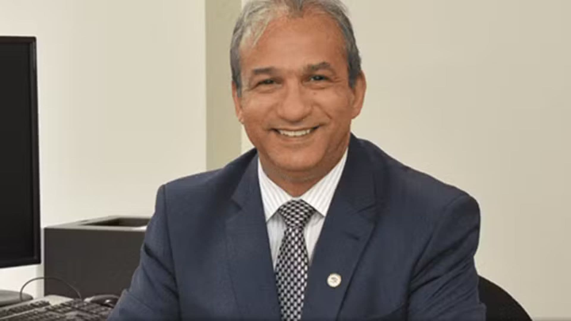 Desembargador que absolveu estuprador de garota de 12 anos é afastado e vira alvo de busca e apreensão