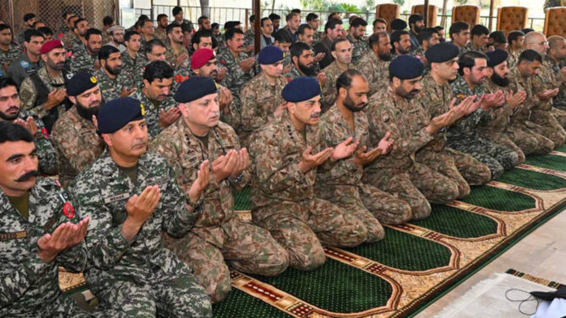 Militares do Paquistão rezando. Veja uma comparação militar entre Paquistão e Afeganistão