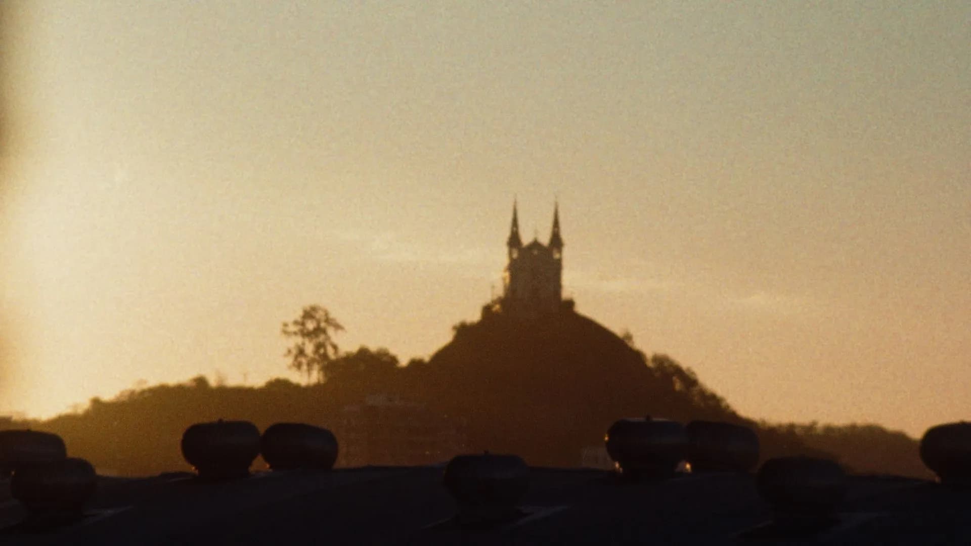Silhueta da Igreja da Penha no Rio de Janeiro ao pôr do sol.