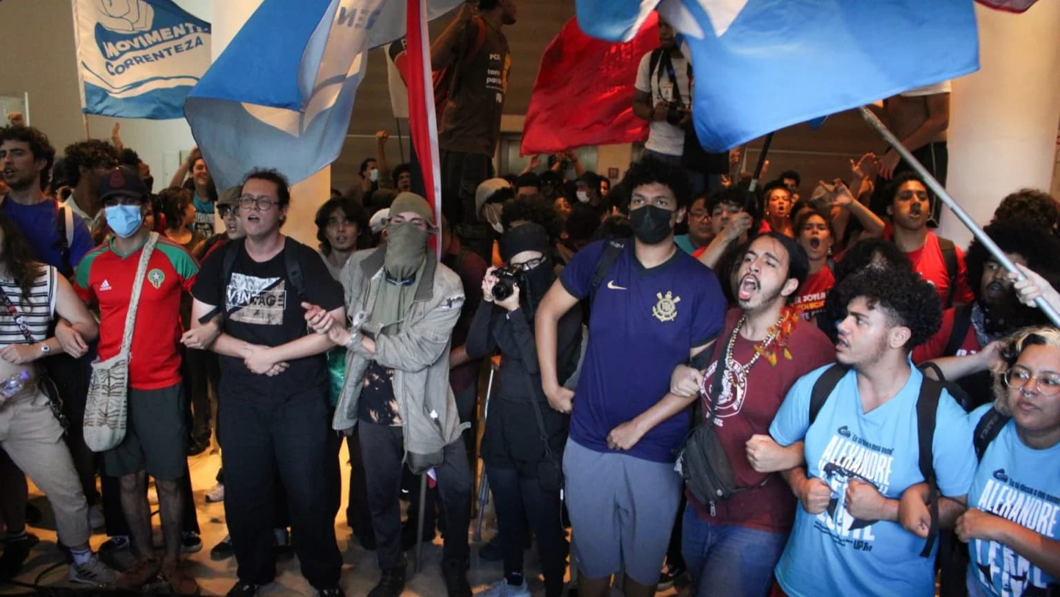Vandalismo na USP: movimento estudantil derruba portão e invade sede da reitoria em meio a greve