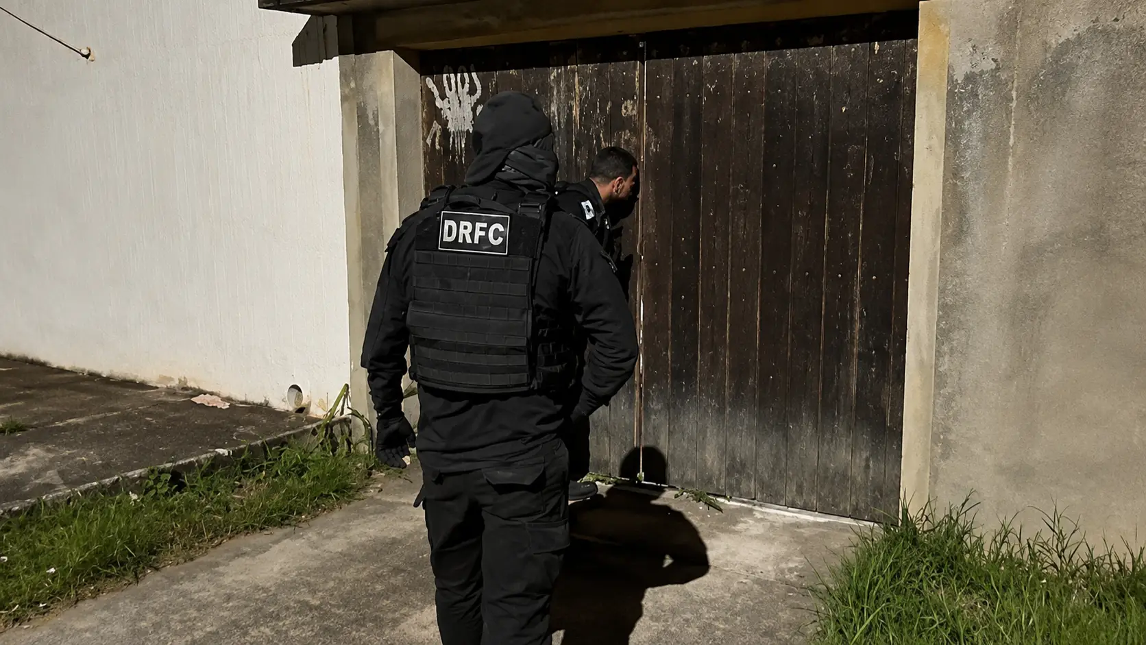 Os agentes cumpriram dezenas de mandados de busca e apreensão e de prisão contra integrantes e lideranças do grupo