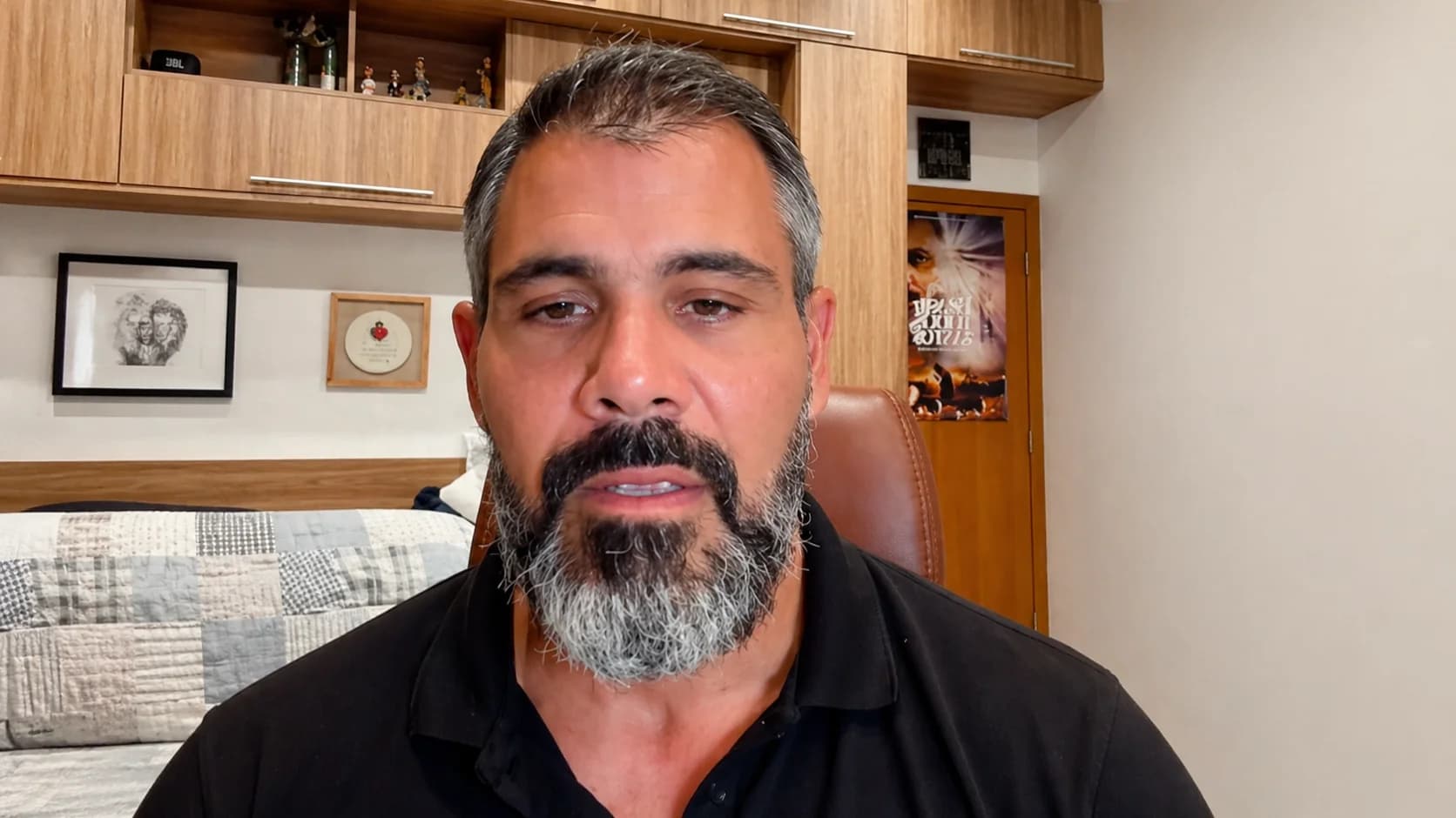 “Homofóbicos são eles”: Juliano Cazarré responde críticas de Fábio Porchat