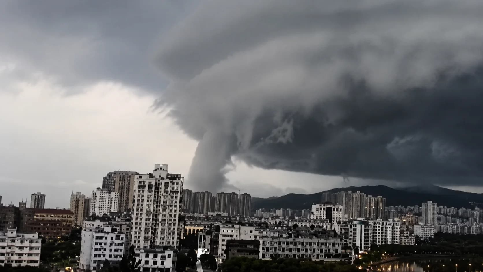 Tufão na China tem feito cenas de destruição
