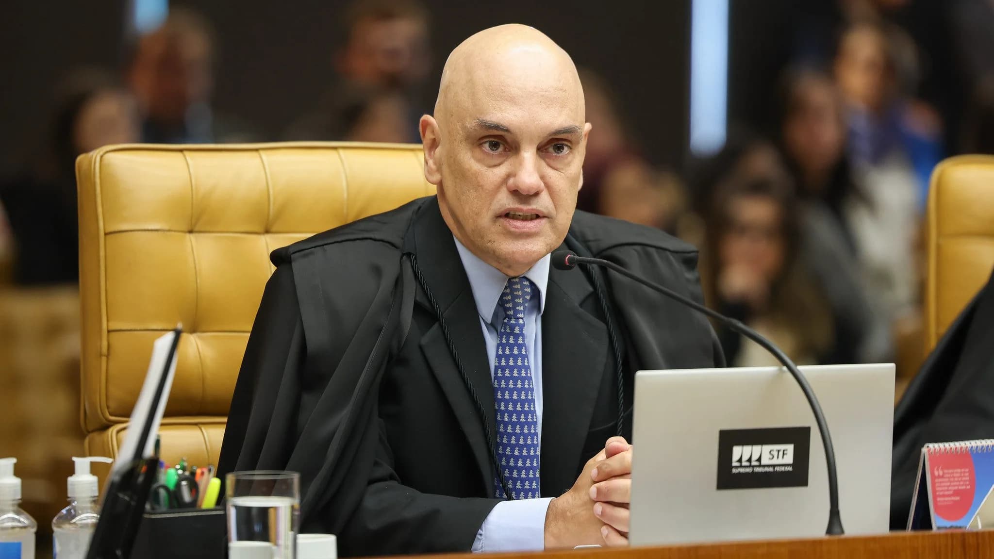 Alexandre de Moraes pode incluir Jair e Flávio em investigação contra Eduardo