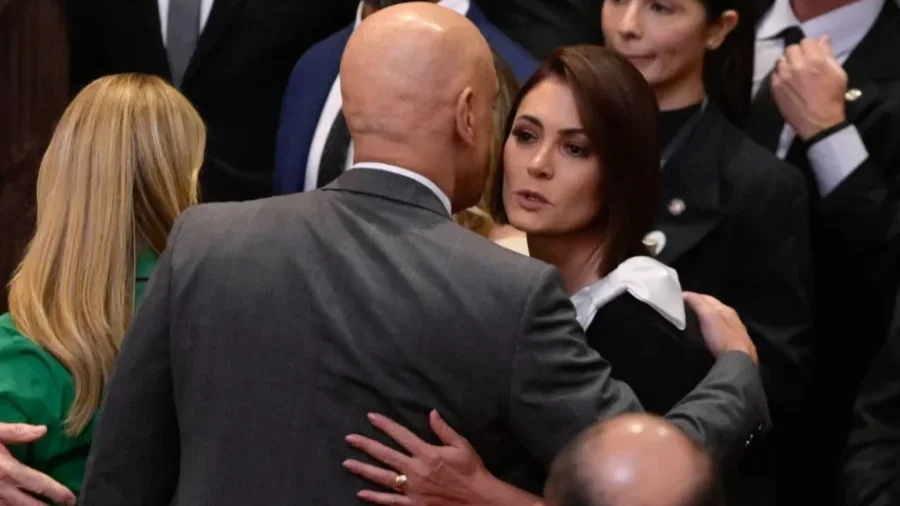 Momento em que Michelle Bolsonaro cumprimenta o Alexandre de Moraes