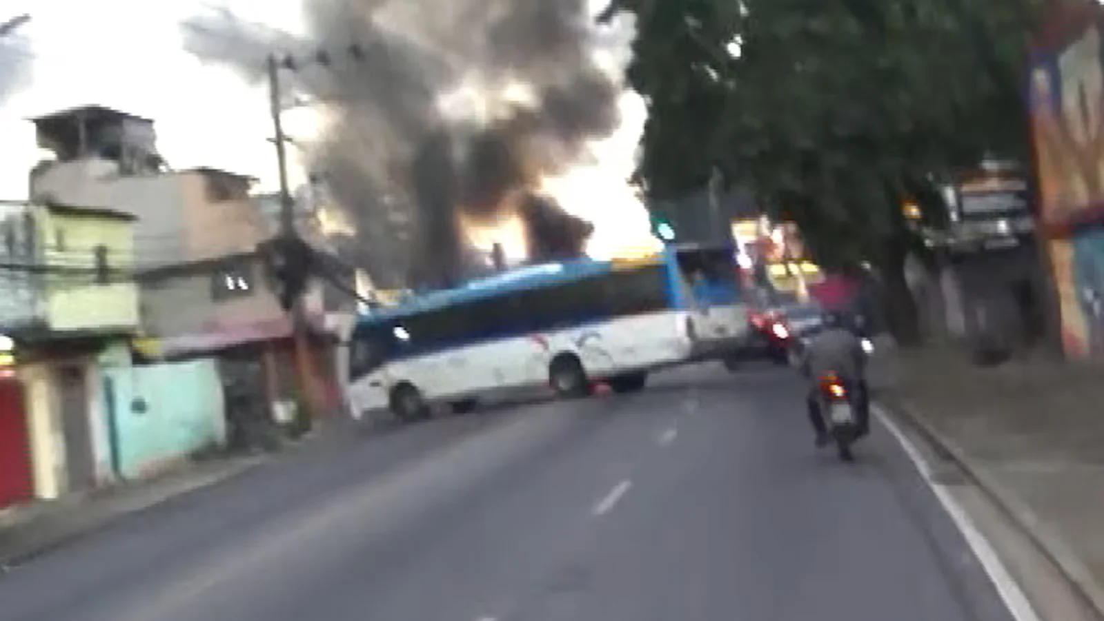 Facção usa ônibus para tentar barrar operação na Cidade de Deus