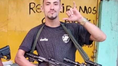 O traficante Flávio Soares Lamin, conhecido como “Tony Kross”, posa com armamento pesado.Foto: PCERJ