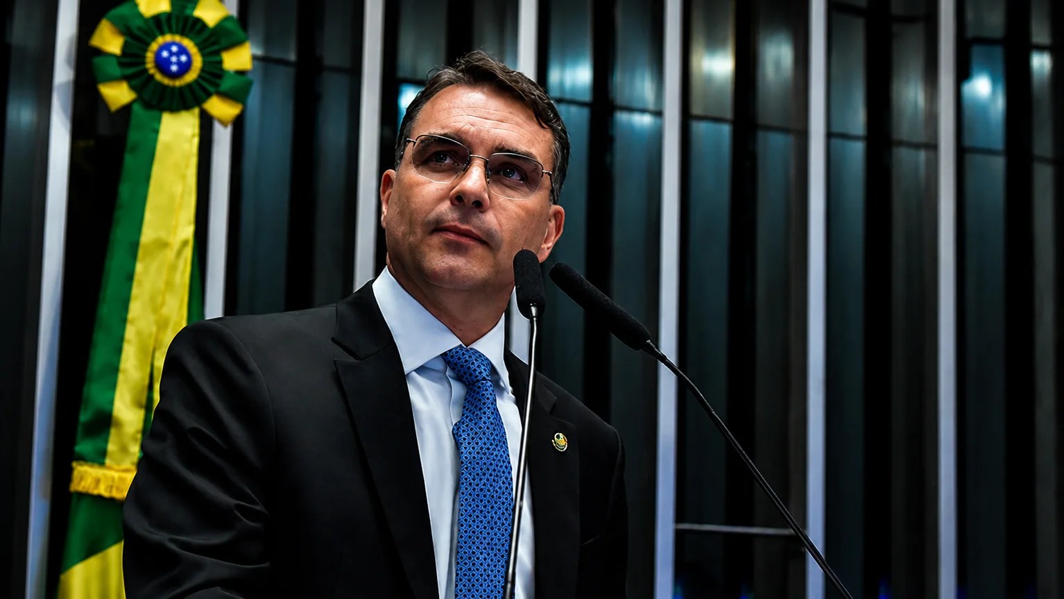 Flávio Bolsonaro durante discurso no parlamento